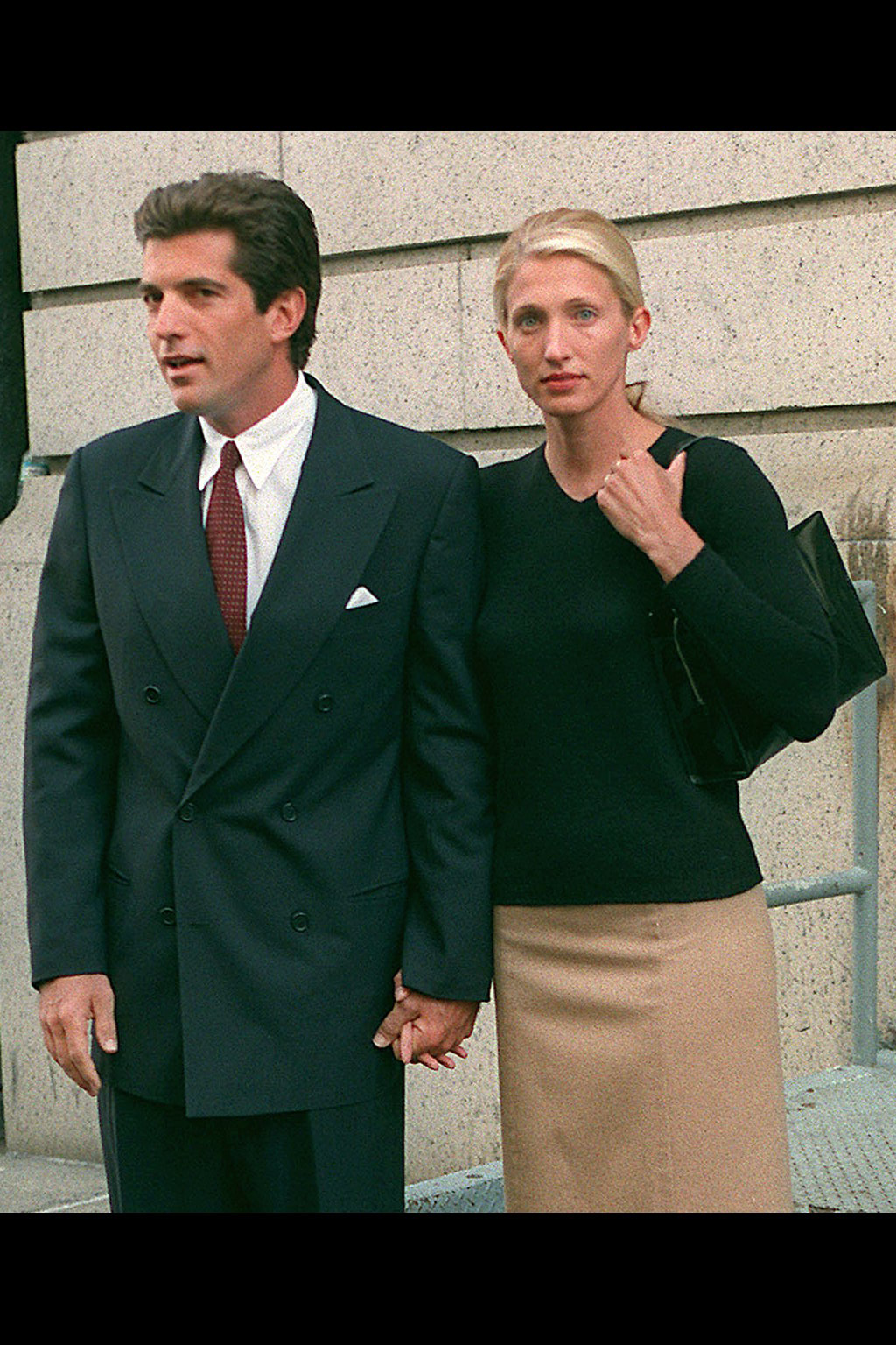 John F. Kennedy Jr. y Carolyn Bessette fotografiados saliendo de su Apartamento de Nueva York, hacia 1996. | Fuente: Getty Images