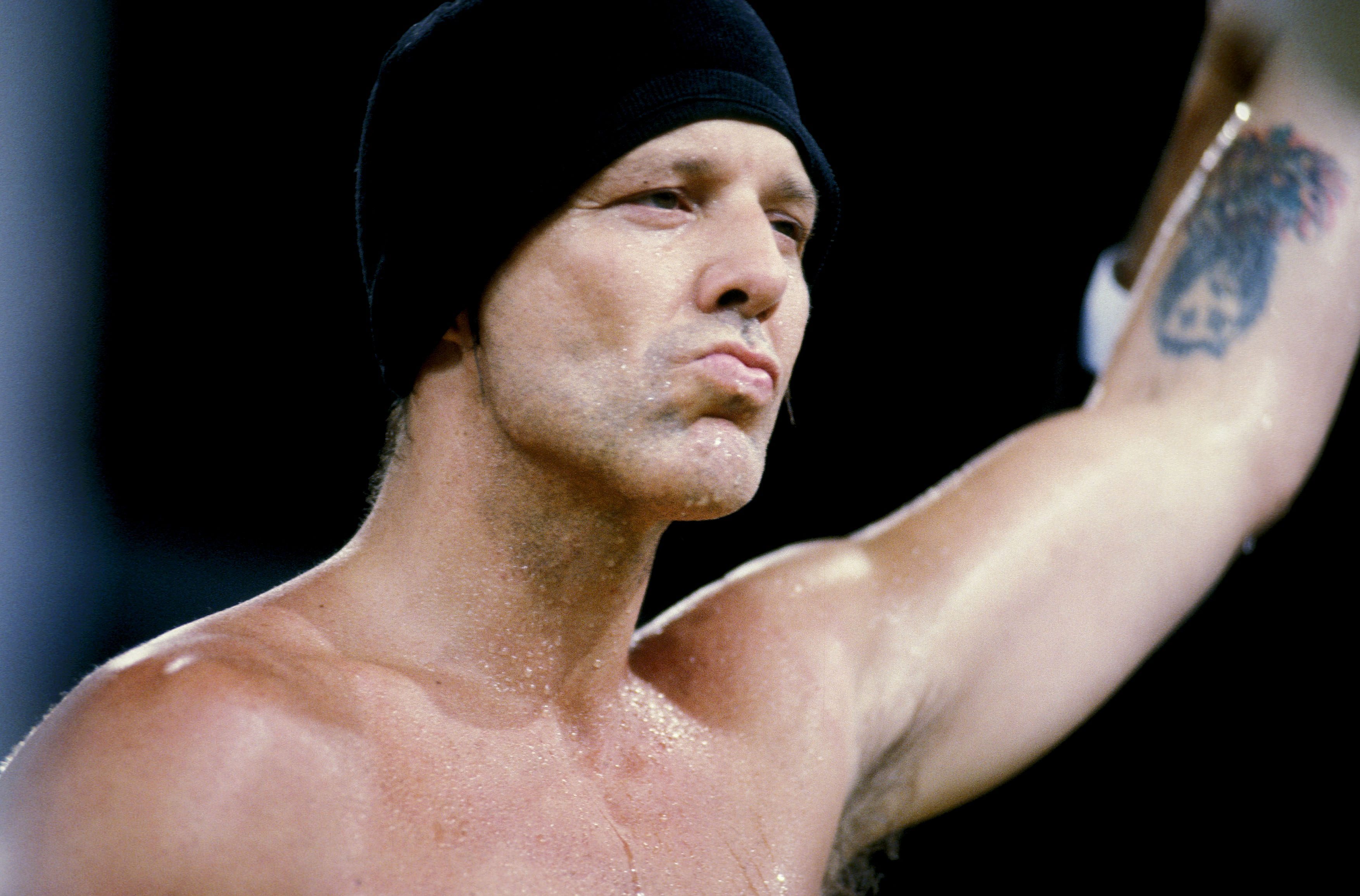 Mickey Rourke en un combate de exhibición de boxeo el 1 de agosto de 1993 en Buenos Aires, Argentina. | Fuente: Getty Images