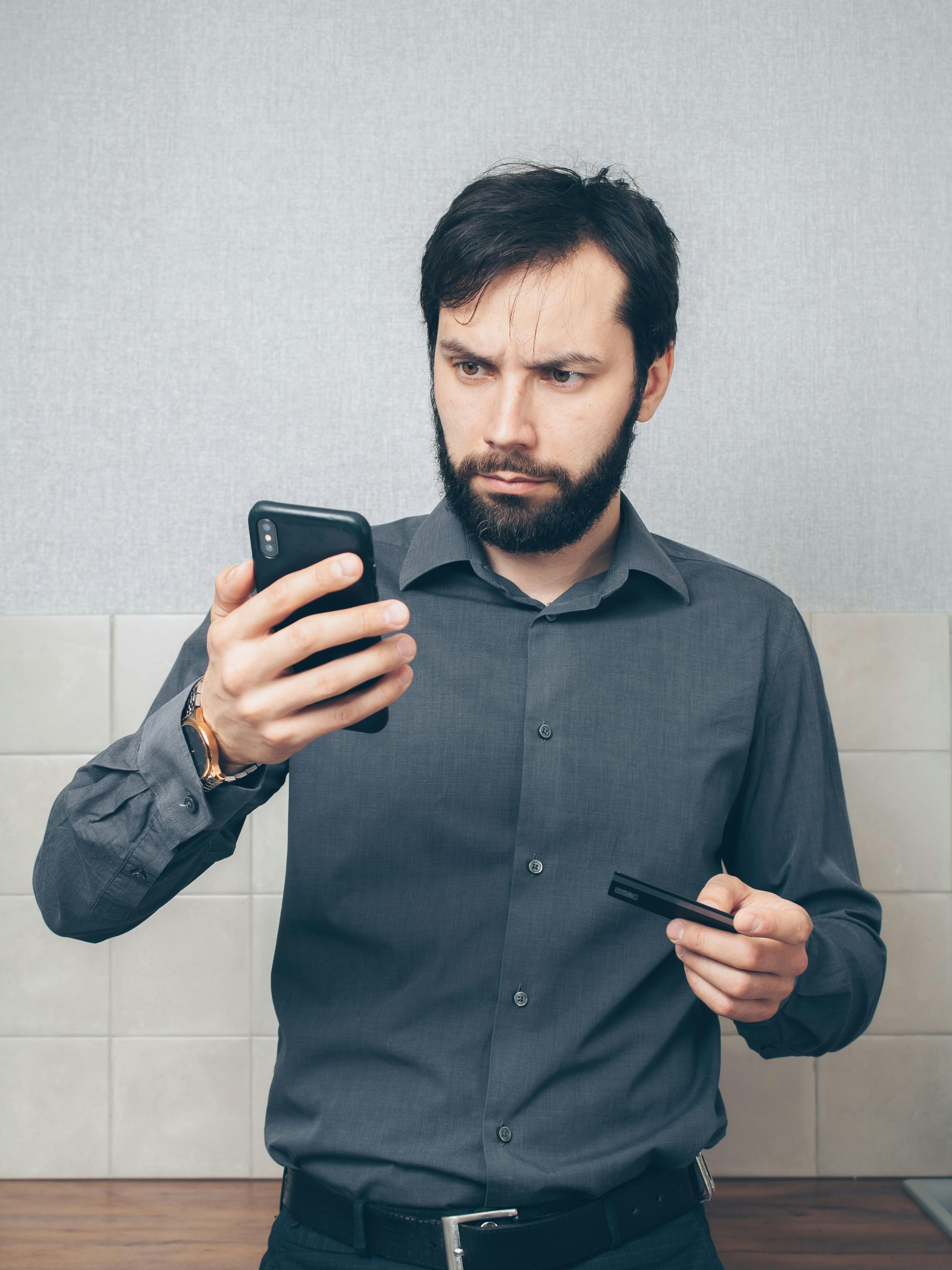 Un hombre conmocionado mirando el teléfono | Fuente: Pexels