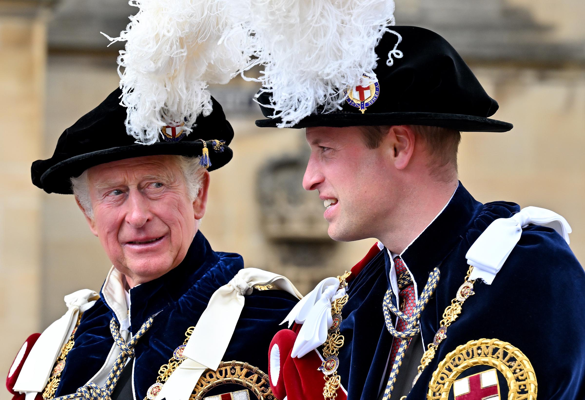 Charles, príncipe de Gales, y William, duque de Cambridge, asisten al servicio de la Orden de la Jarretera en Windsor, Inglaterra, el 13 de junio de 2022 | Fuente: Getty Images