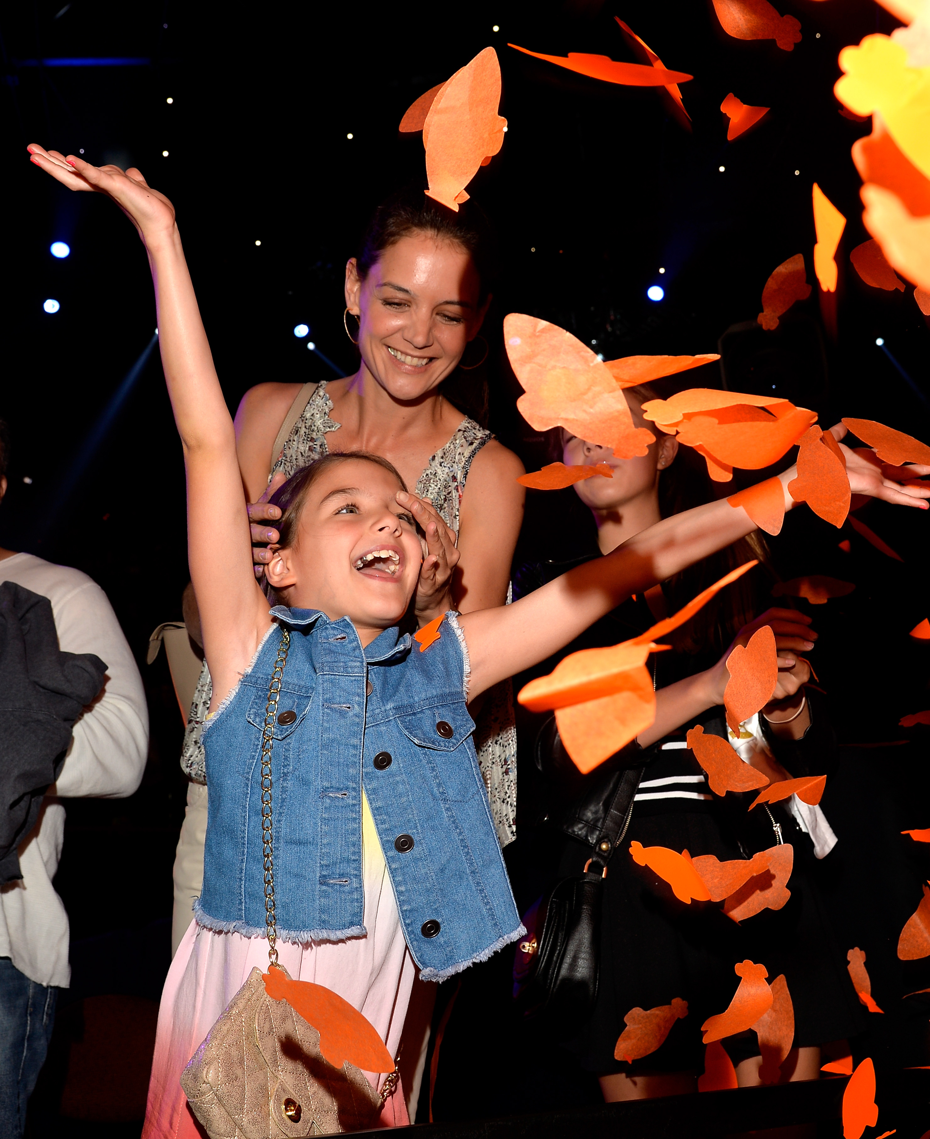 Katie Holmes sonríe a Suri Cruise durante los 28º Premios Anuales Kids' Choice de Nickelodeon en California el 28 de marzo de 2015 | Fuente: Getty Images