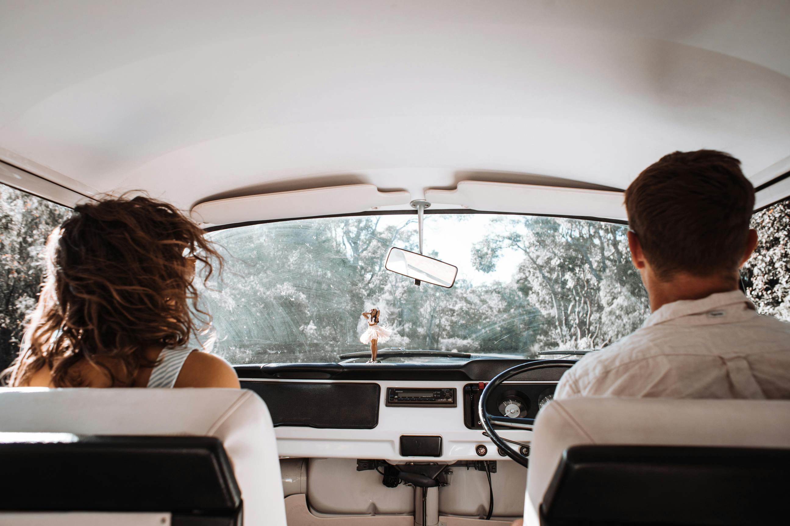 Una pareja alejándose en coche | Fuente: Pexels