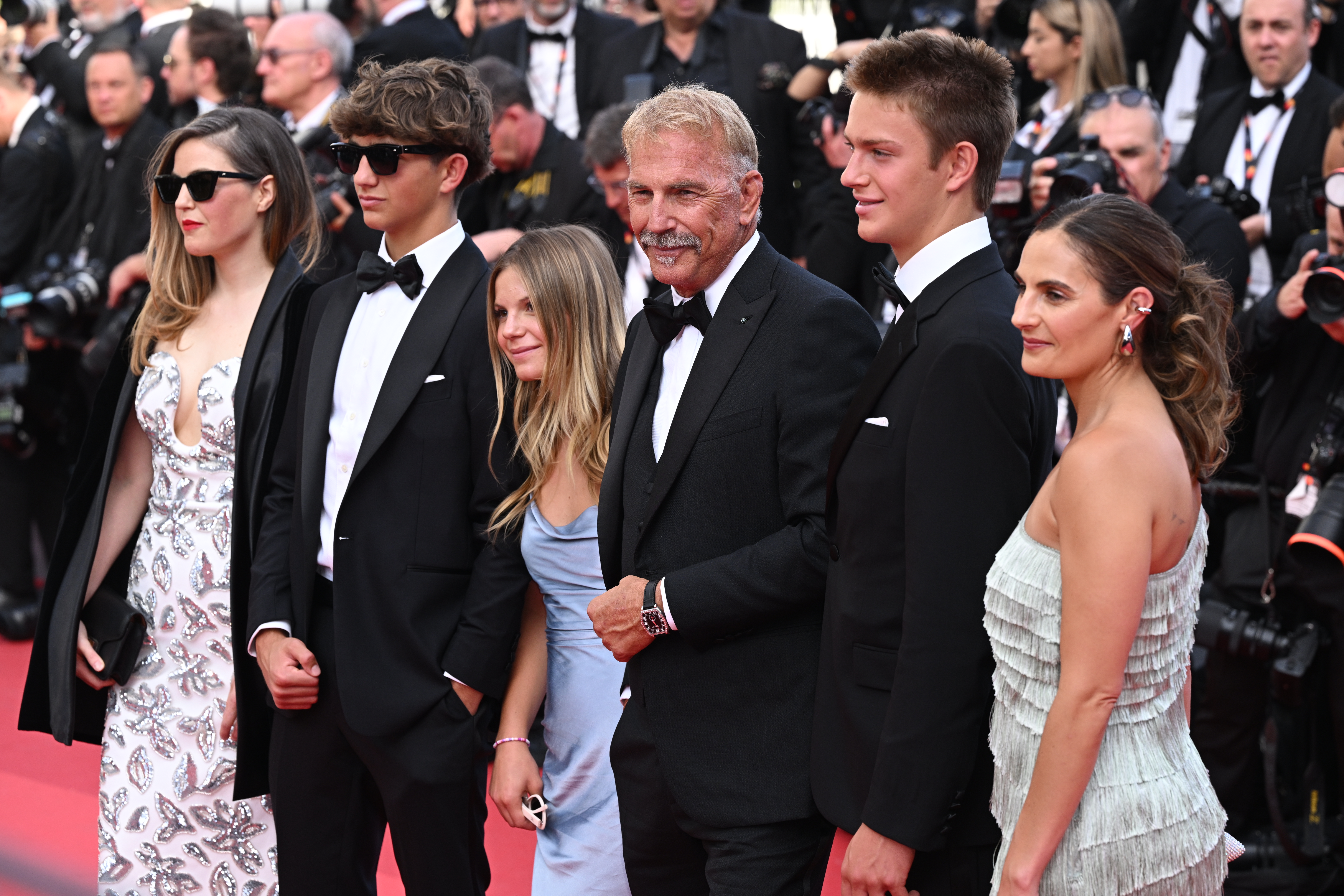 Kevin Costner con sus hijos Annie, Cayden, Grace, Hayes y Lily Costner en el Festival de Cine de Cannes, Francia, el 19 de mayo de 2024 | Fuente: Getty Images