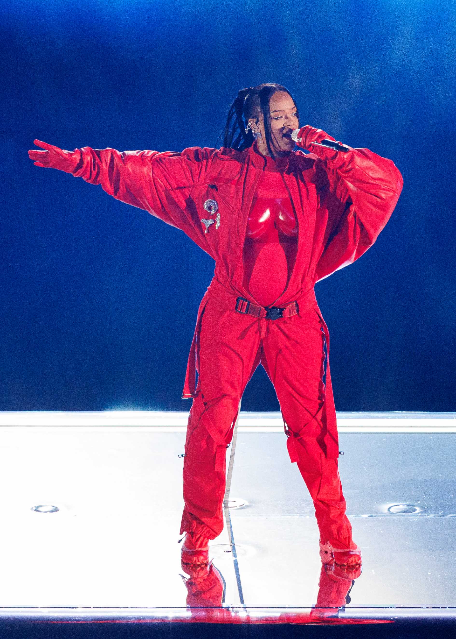 Rihanna actuando en el Halftime Show de la Superbowl en 2023 | Foto: Getty Images