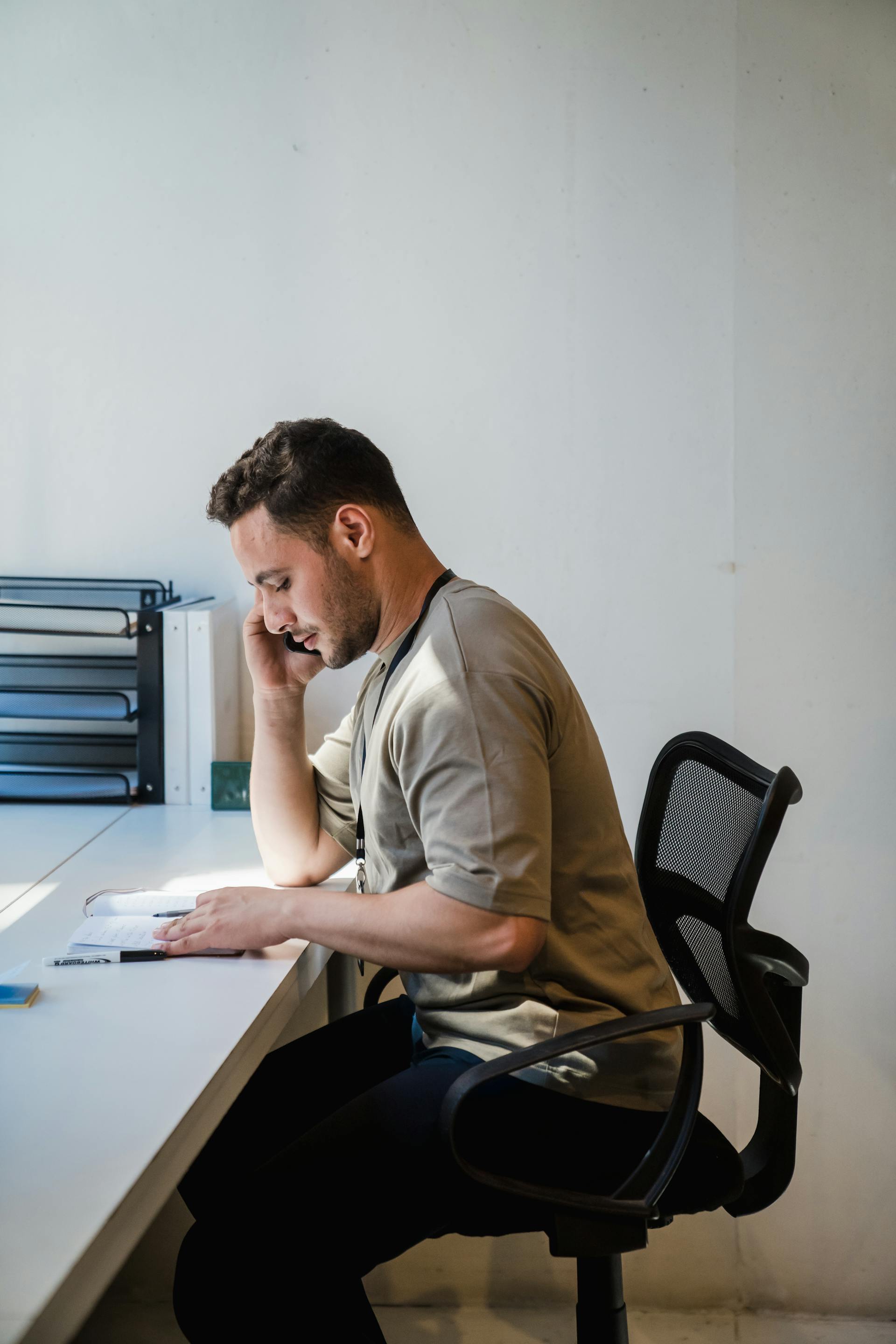 Un hombre haciendo una llamada telefónica | Fuente: Pexels