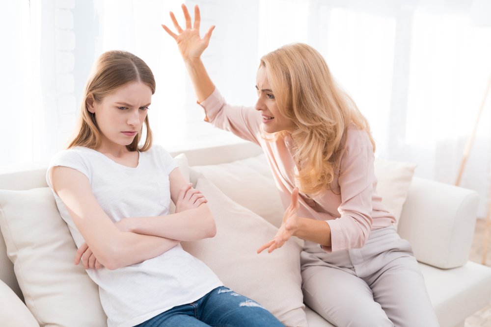 Mamá y una hija adolescente están discutiendo entre sí | Foto: Shutterstock