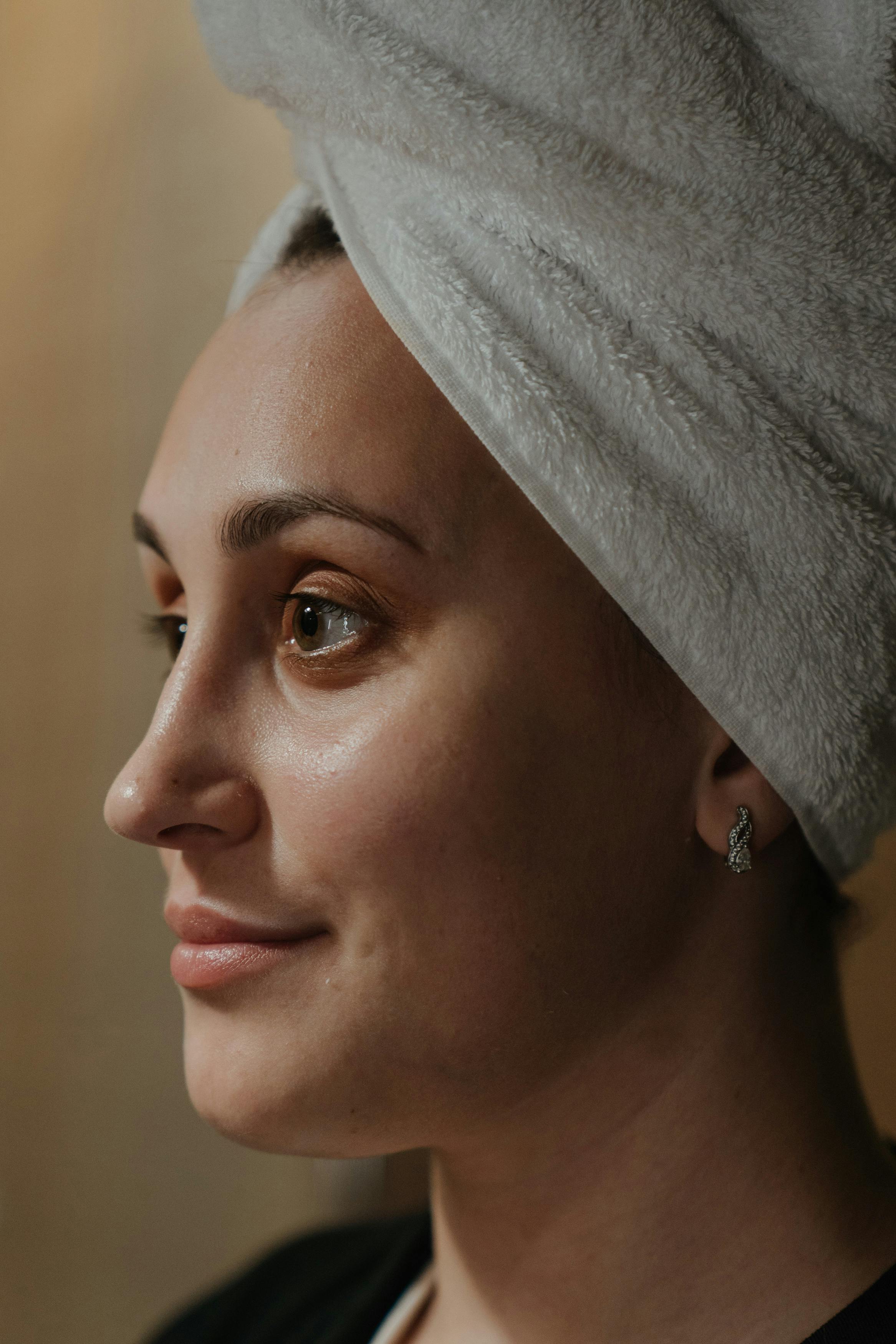 Una mujer con una toalla en la cabeza | Fuente: Pexels