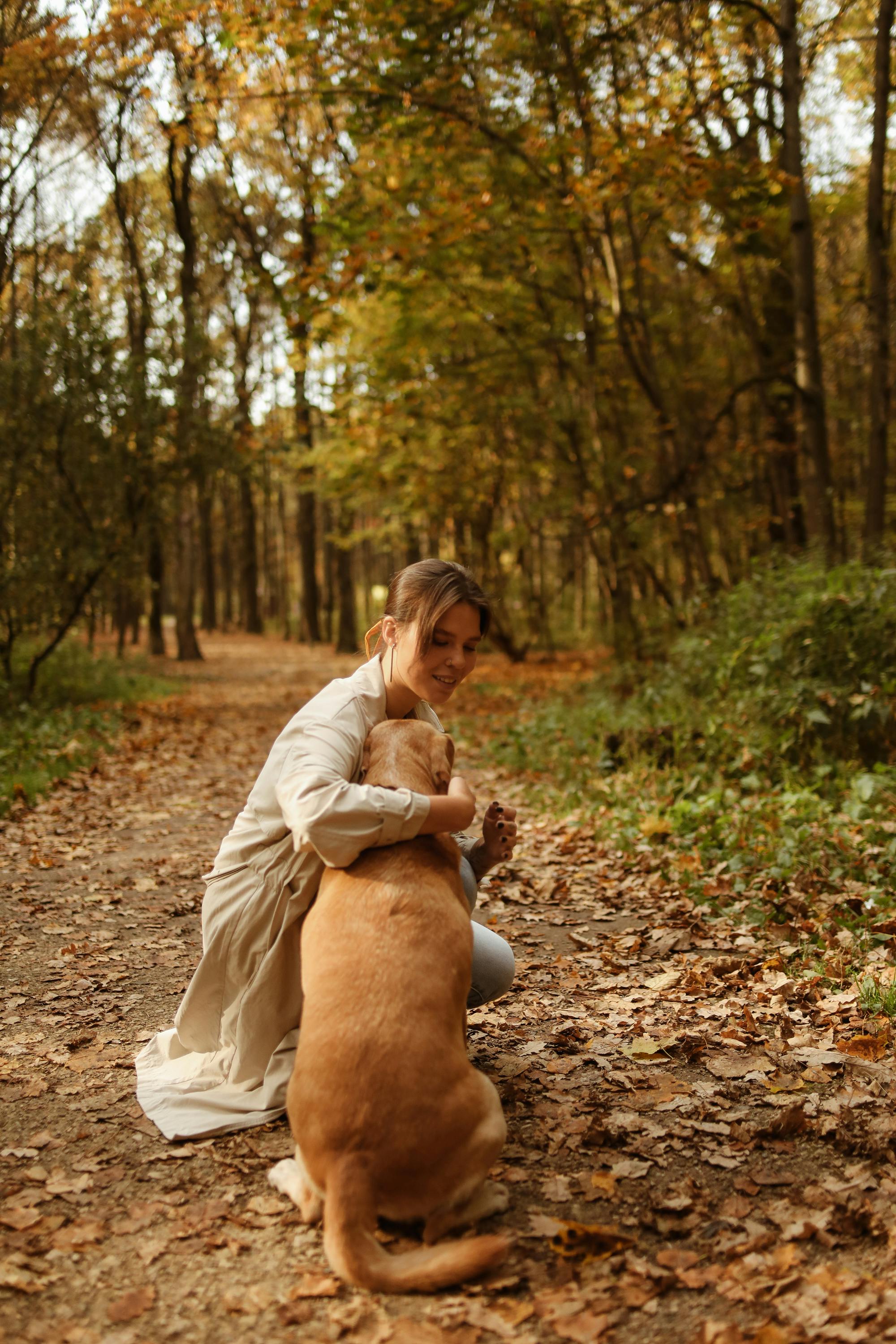 Una mujer con su perro | Fuente: Unsplash