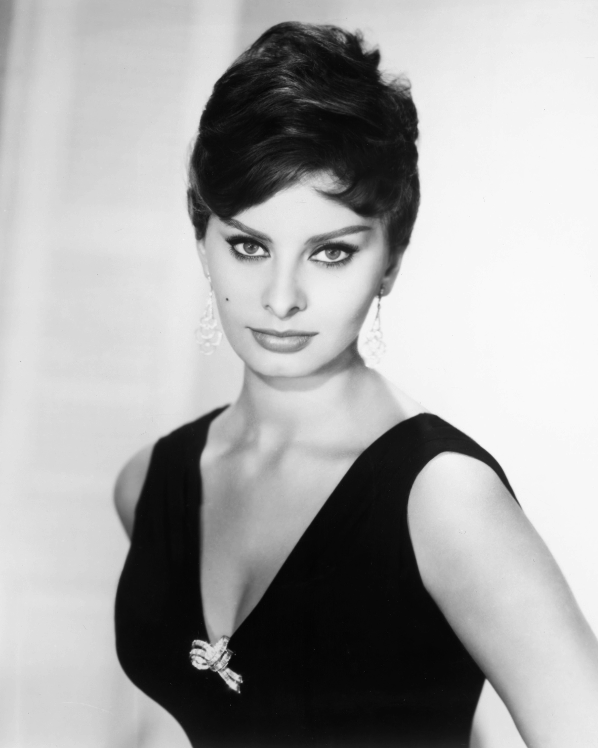 Sophia Loren, actriz italiana, con una blusa sin mangas y escote pronunciado, en un retrato de estudio, sobre un fondo blanco, alrededor de 1955.