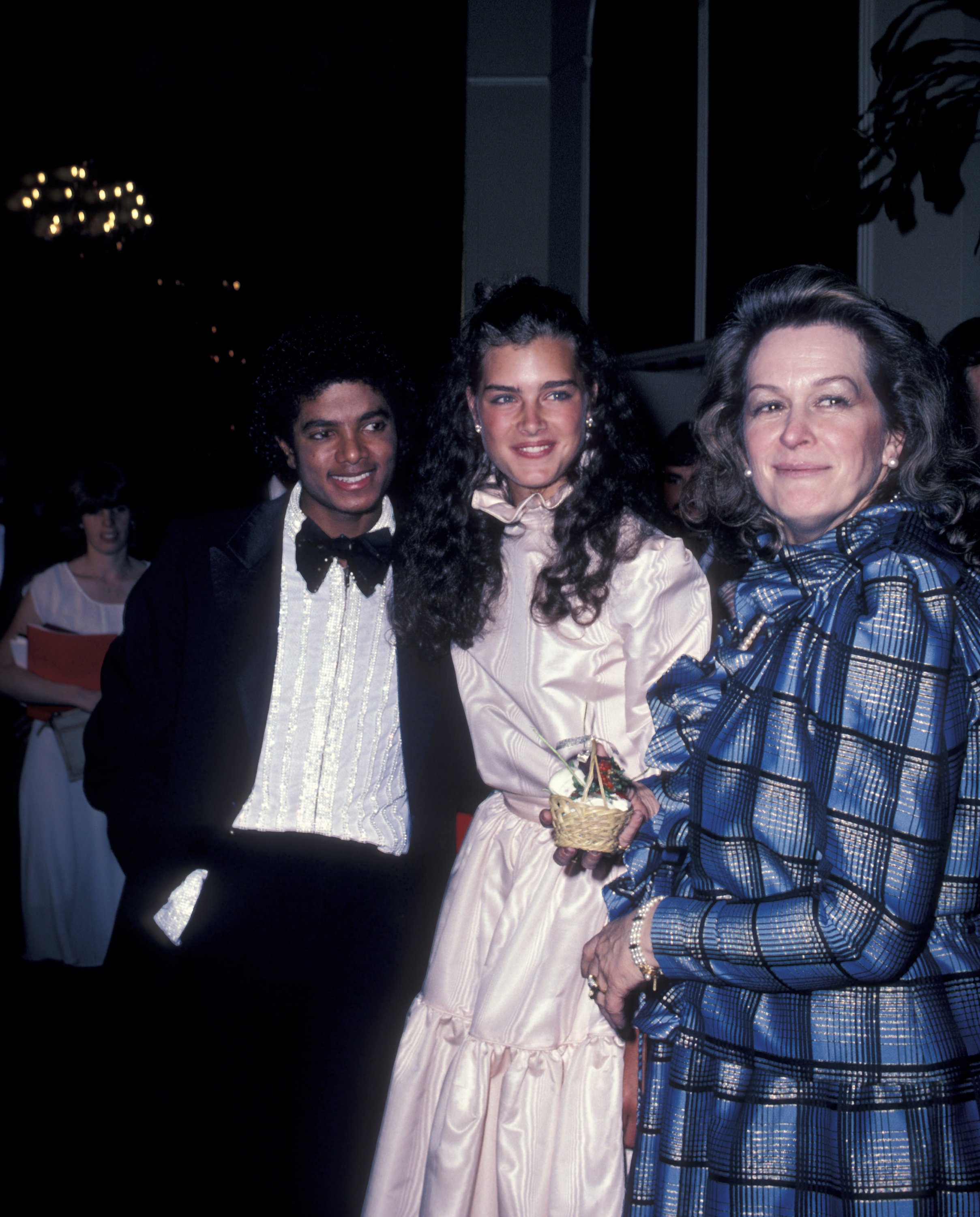 Michael Jackson, Brooke Shields y Terri Shields durante la 53ª edición de los Premios de la Academia. | Foto: Getty Images