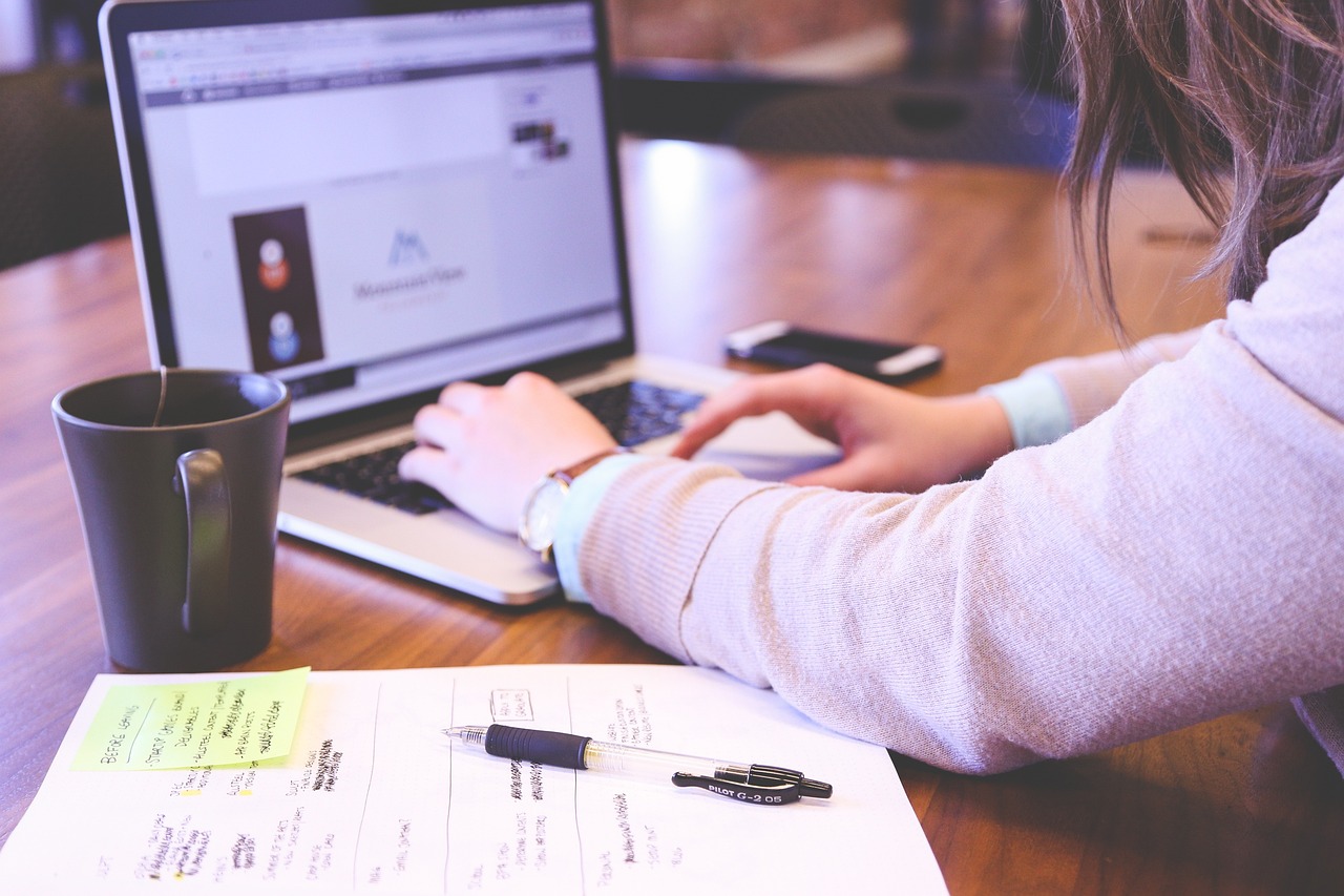 Mujer trabajando en un portátil | Fuente: Pexels