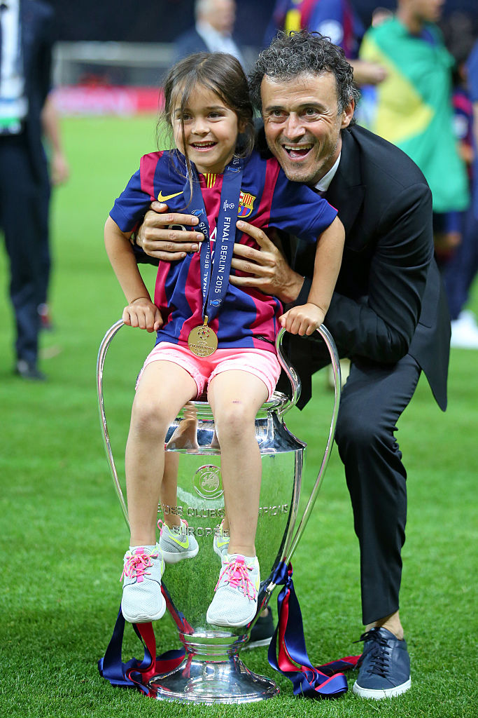 Luis Enrique, entrenador del FC Barcelona, celebra con su hija Xana Martínez tras la victoria de su equipo en la final de la UEFA Champions League entre la Juventus y el FC Barcelona en el Olympiastadion el 6 de junio de 2015 en Berlín, Alemania. | Foto: Getty Images