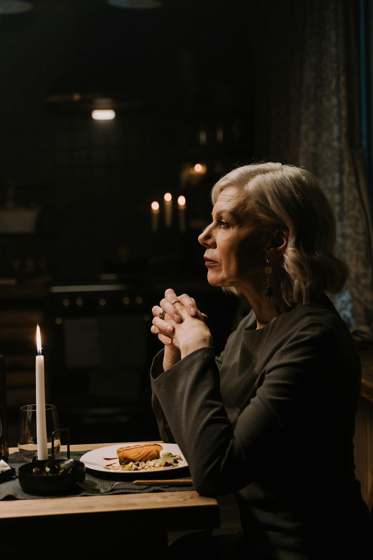 Una elegante mujer mayor sentada a la mesa del comedor | Fuente: Pexels