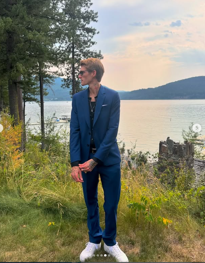 Presley Gerber posa con un traje azul durante una escapada a la orilla del lago en 2024, mostrando un lado más personal del modelo, lejos de las pasarelas y los eventos de moda. | Fuente: Instagram/presleygerber