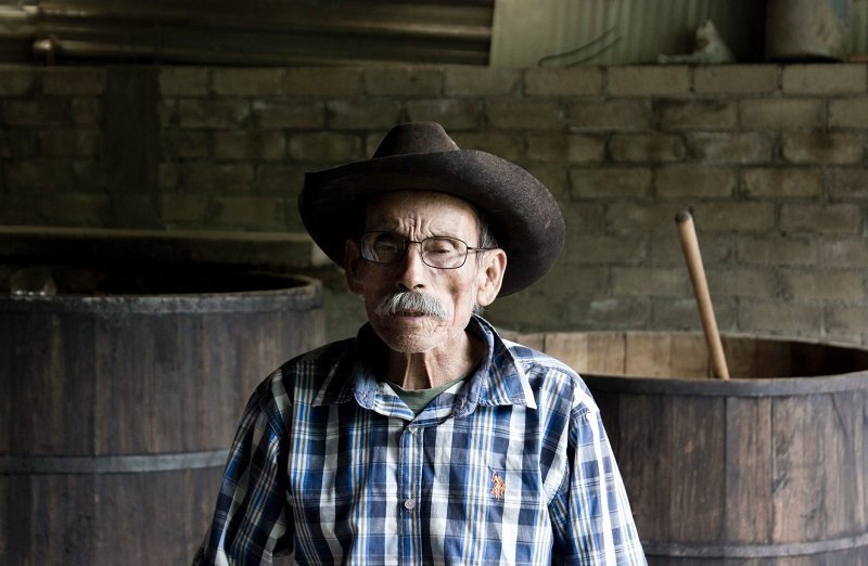 Anciano usando sombrero vaquero / Imagen tomada de: Pexels
