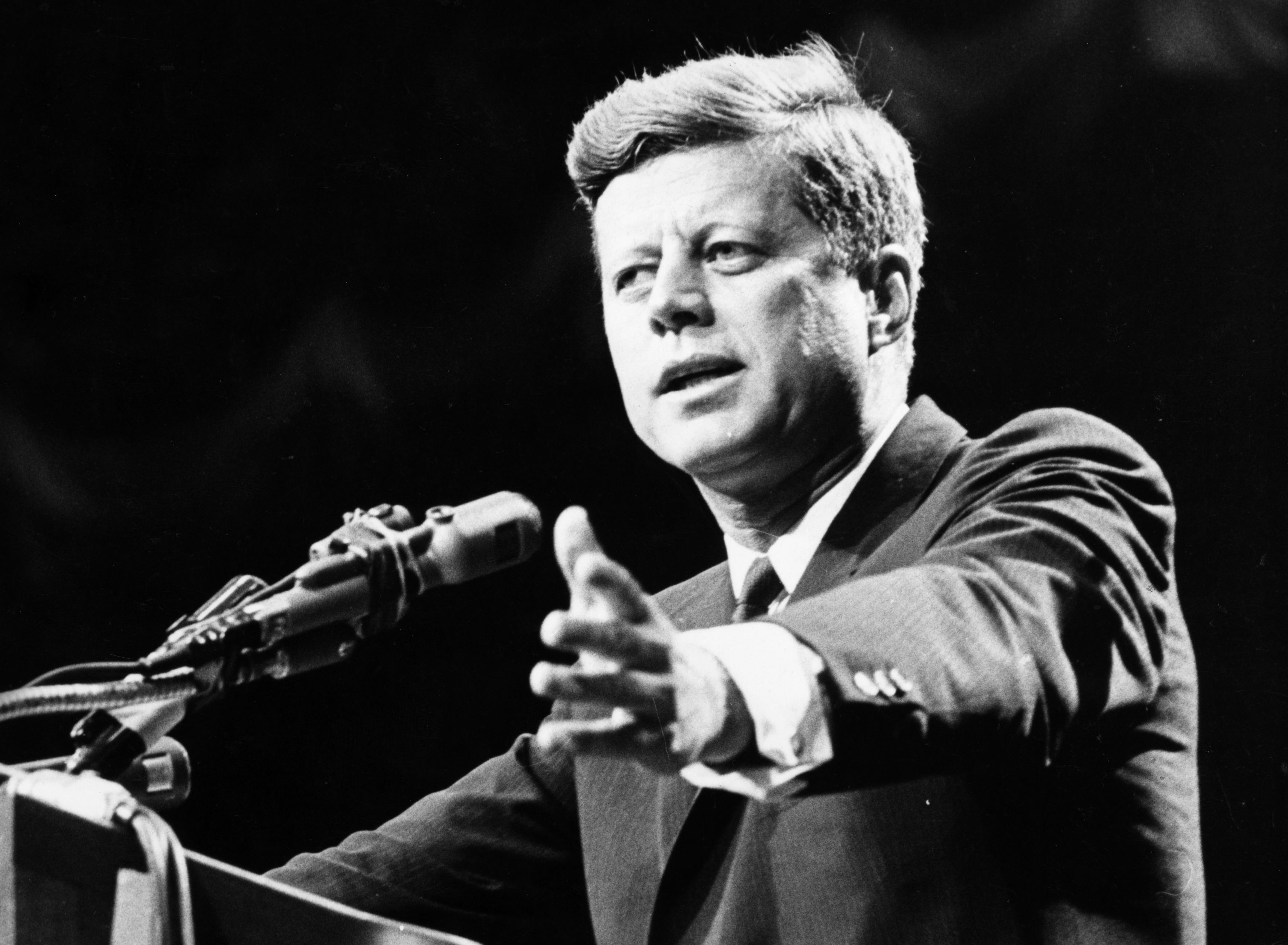 El difunto presidente John F. Kennedy pronunciando un discurso en 1962. | Fuente: Getty Images