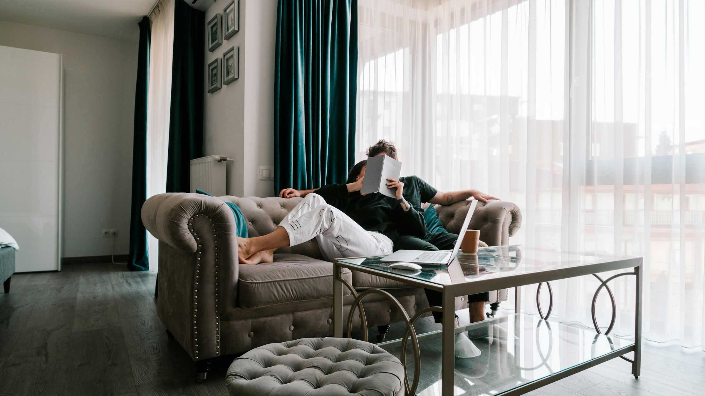 Una pareja relajándose en casa | Fuente: Unsplash