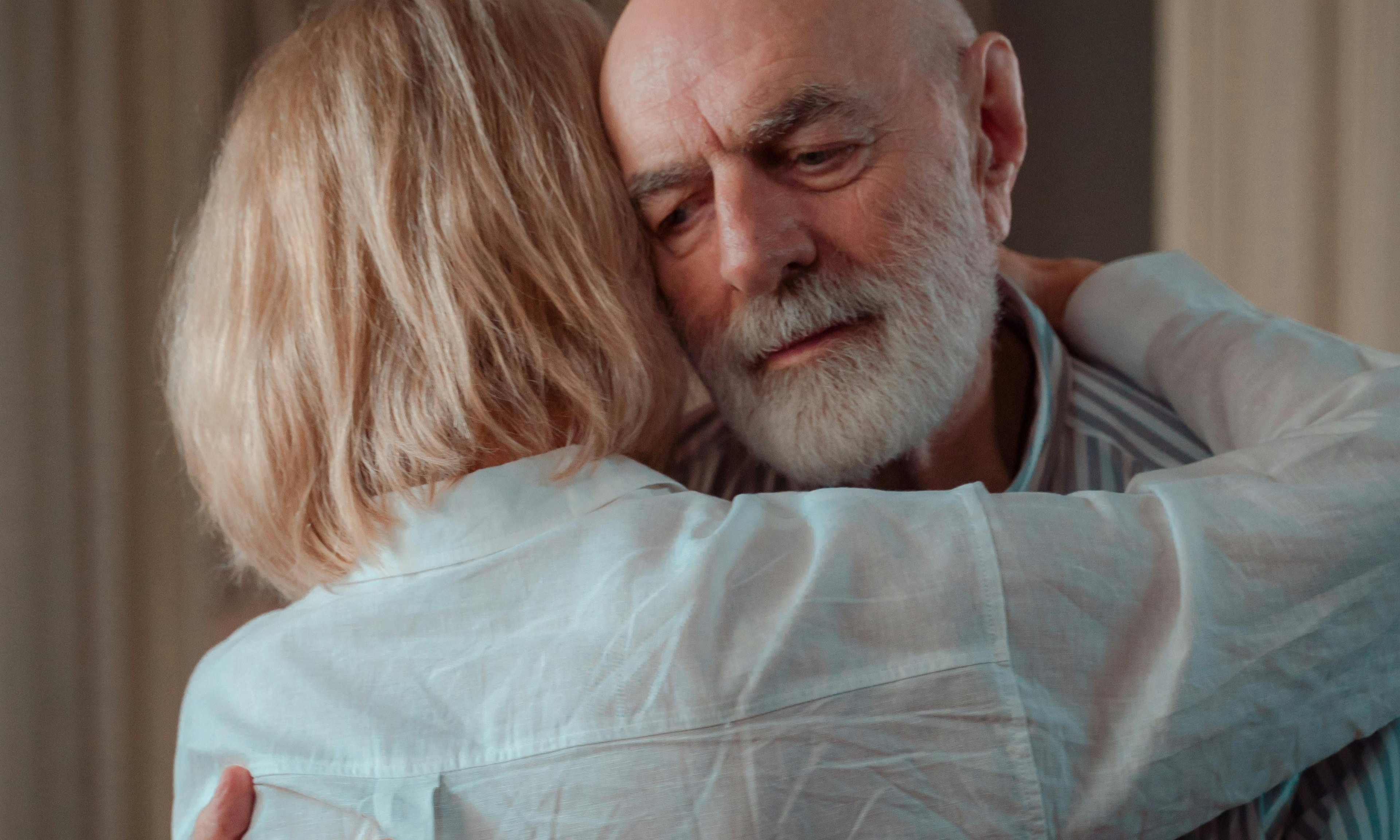 Harold consolando a Margaret y dándole la bienvenida a su casa | Fuente: Pexels