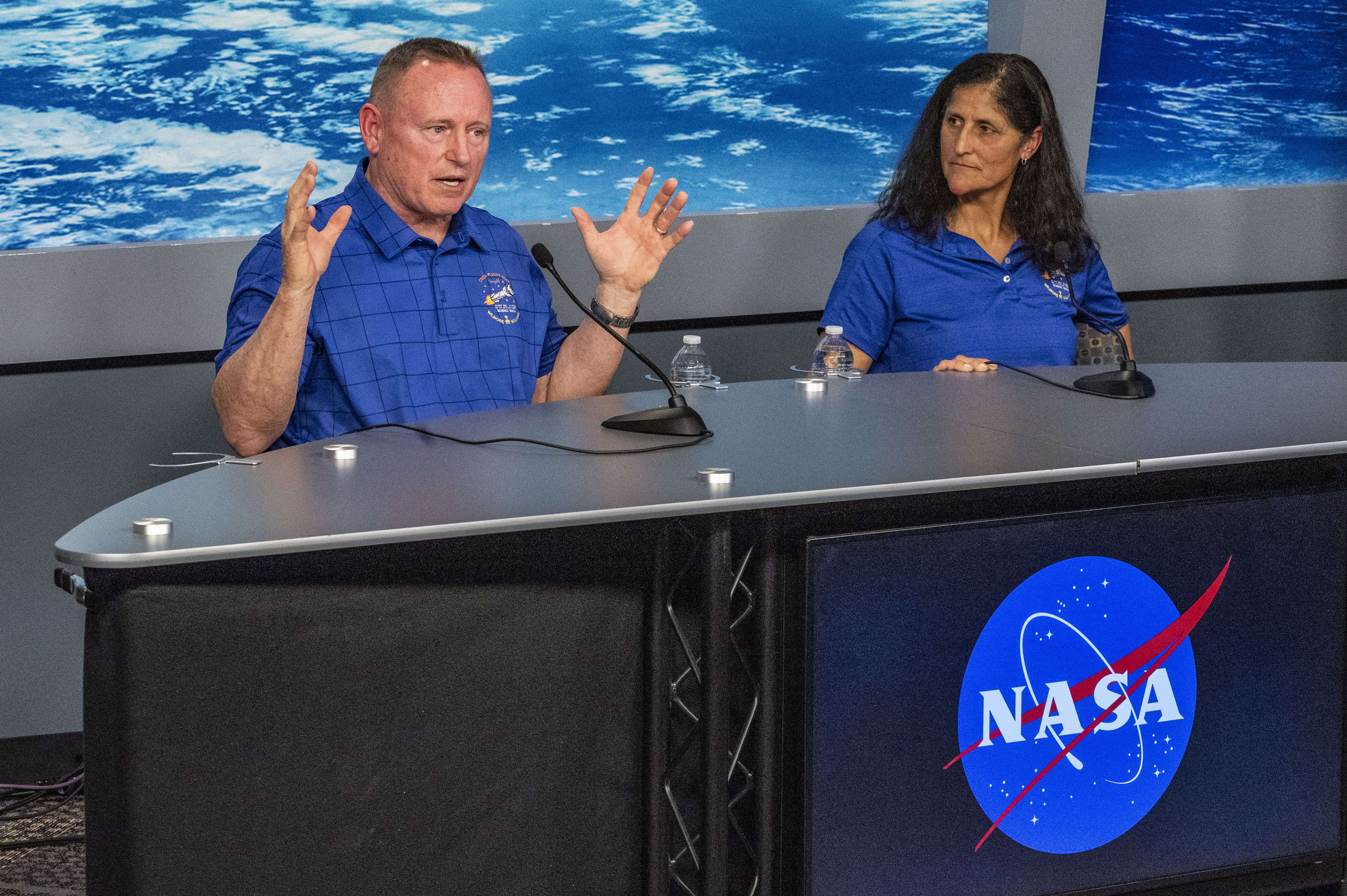 Los dos astronautas de la NASA responden a preguntas durante una rueda de prensa después de que se identificara a la pareja que será la primera tripulación que vuele en la nave espacial Boeing CFT-100 Starliner, en marzo de 2024 | Fuente: Getty Images