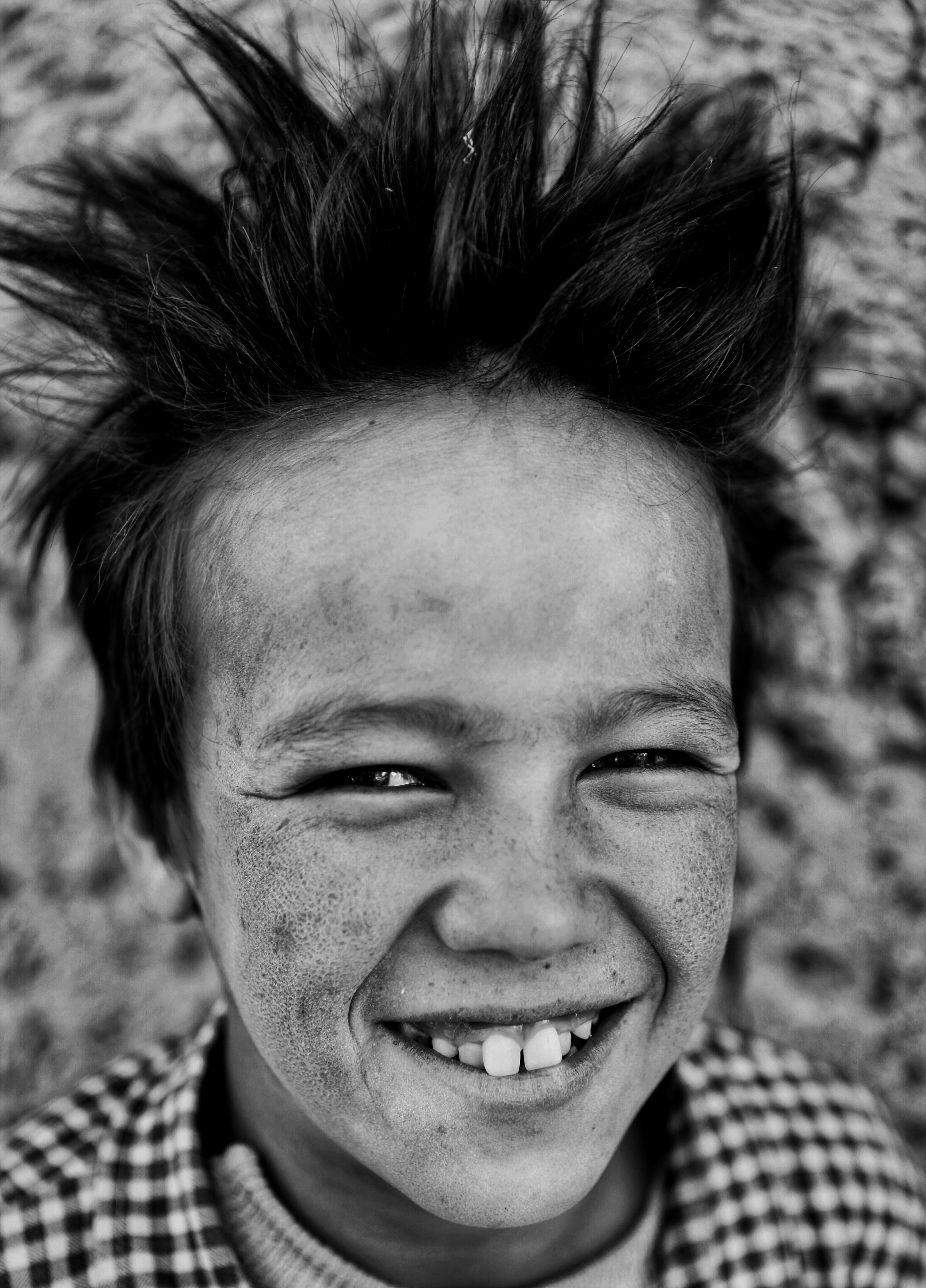 Un ragazzino sporco che sorride | Fonte: Unsplash