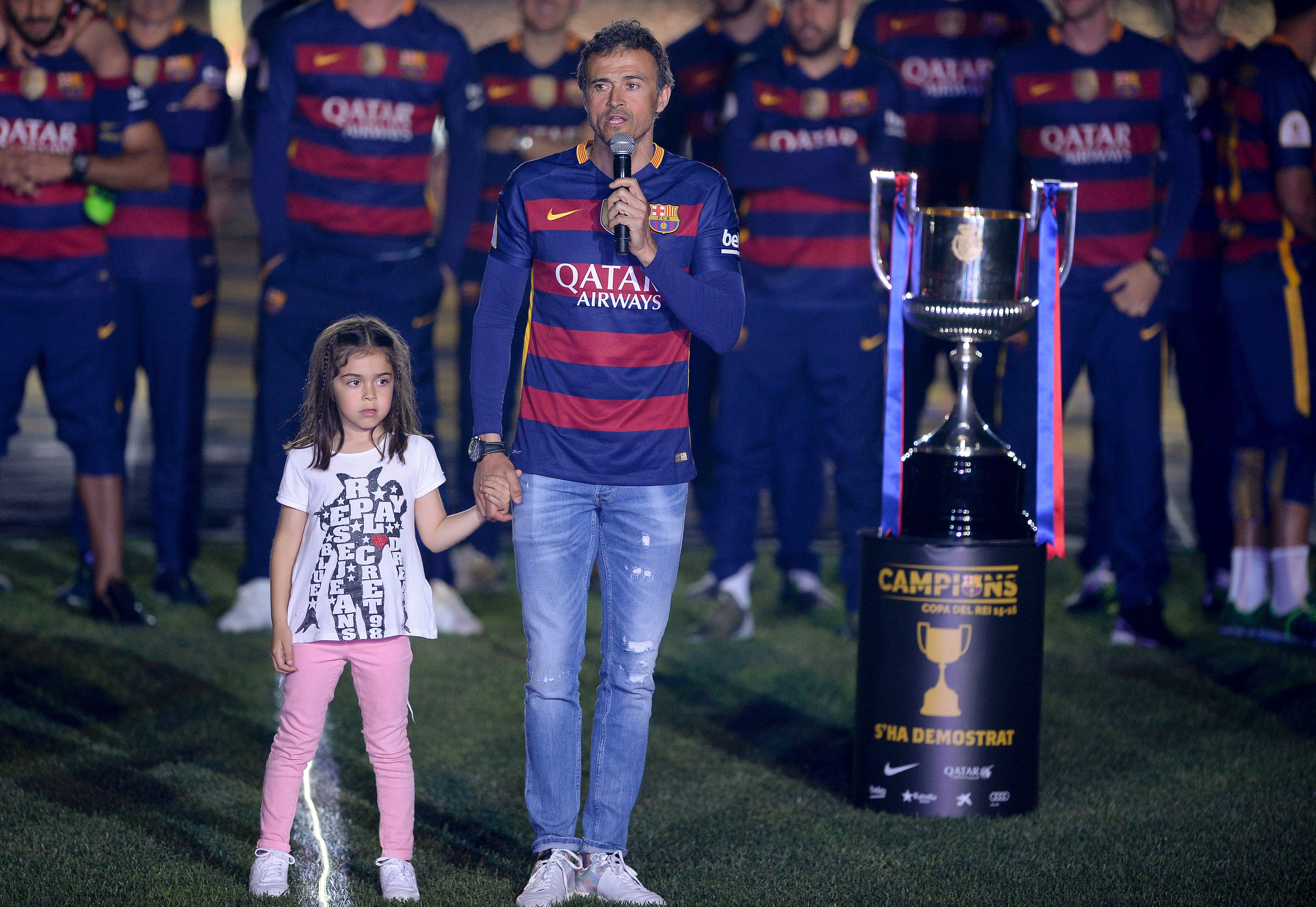 El entrenador del Barcelona, Luis Enrique, habla junto a su hija durante las celebraciones en el estadio Camp Nou de Barcelona el 23 de mayo de 2016 tras su "Copa del Rey" española. | Fuente: Getty Images