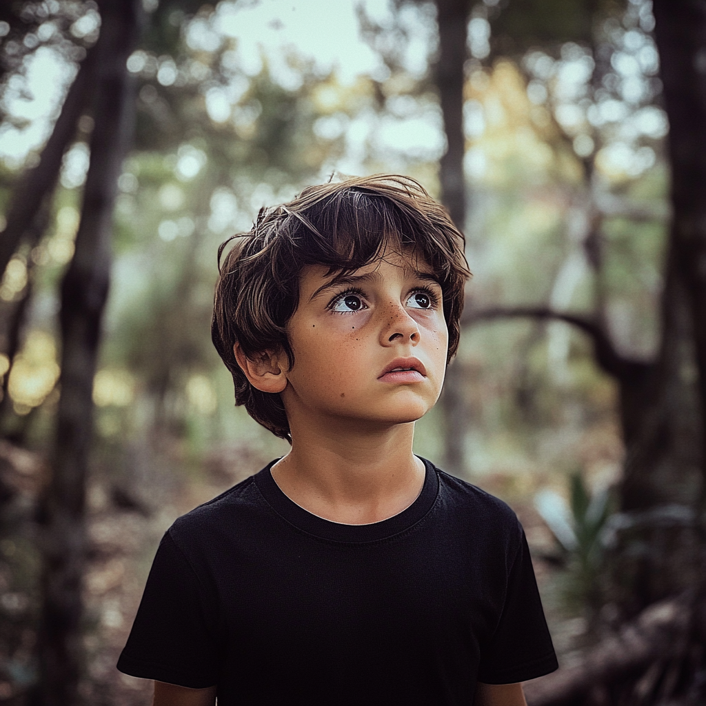 Un niño en el bosque | Fuente: Midjourney