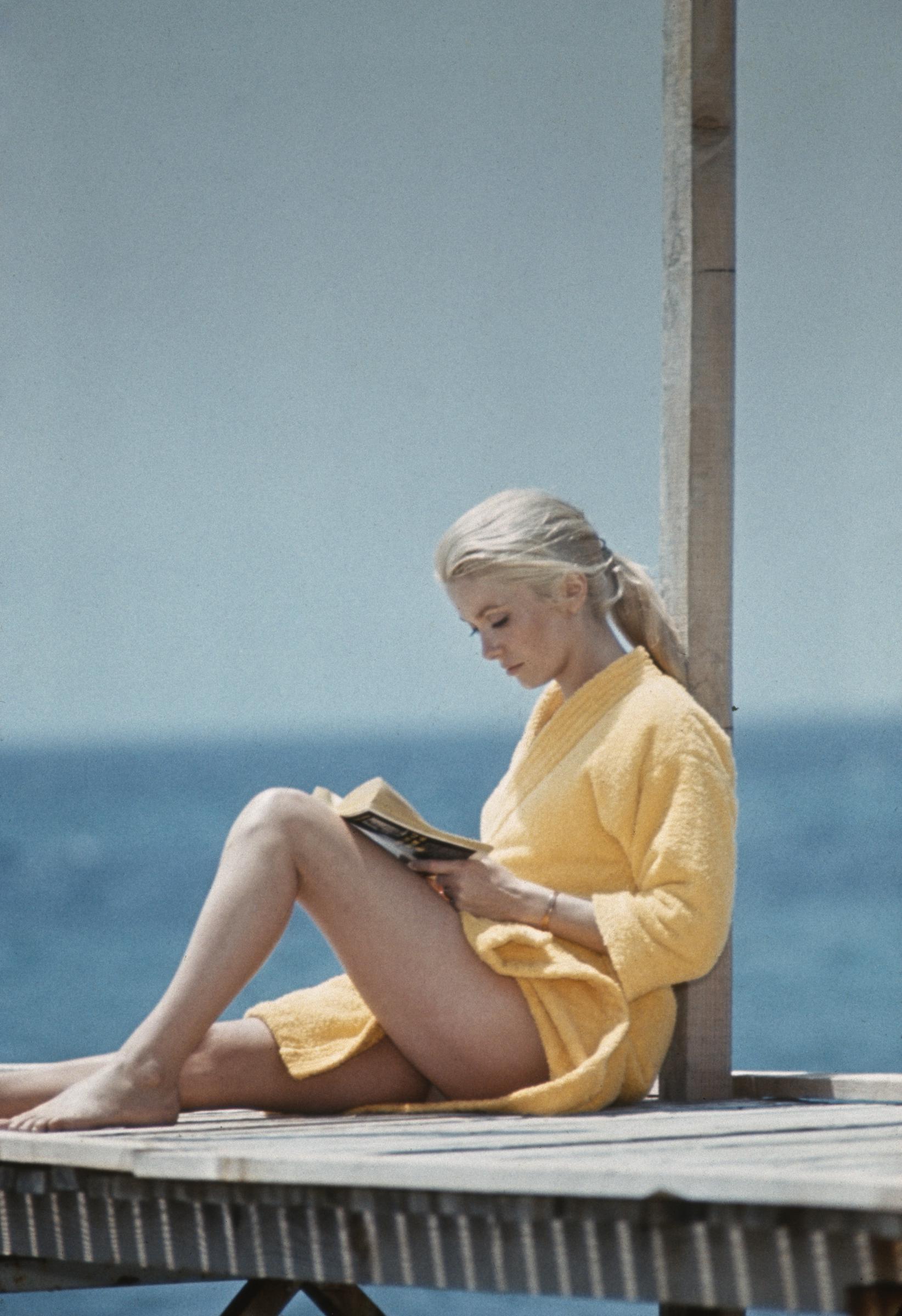 Catherine Deneuve en el plató de "Heartbeat", hacia 1968. | Fuente: Getty Images