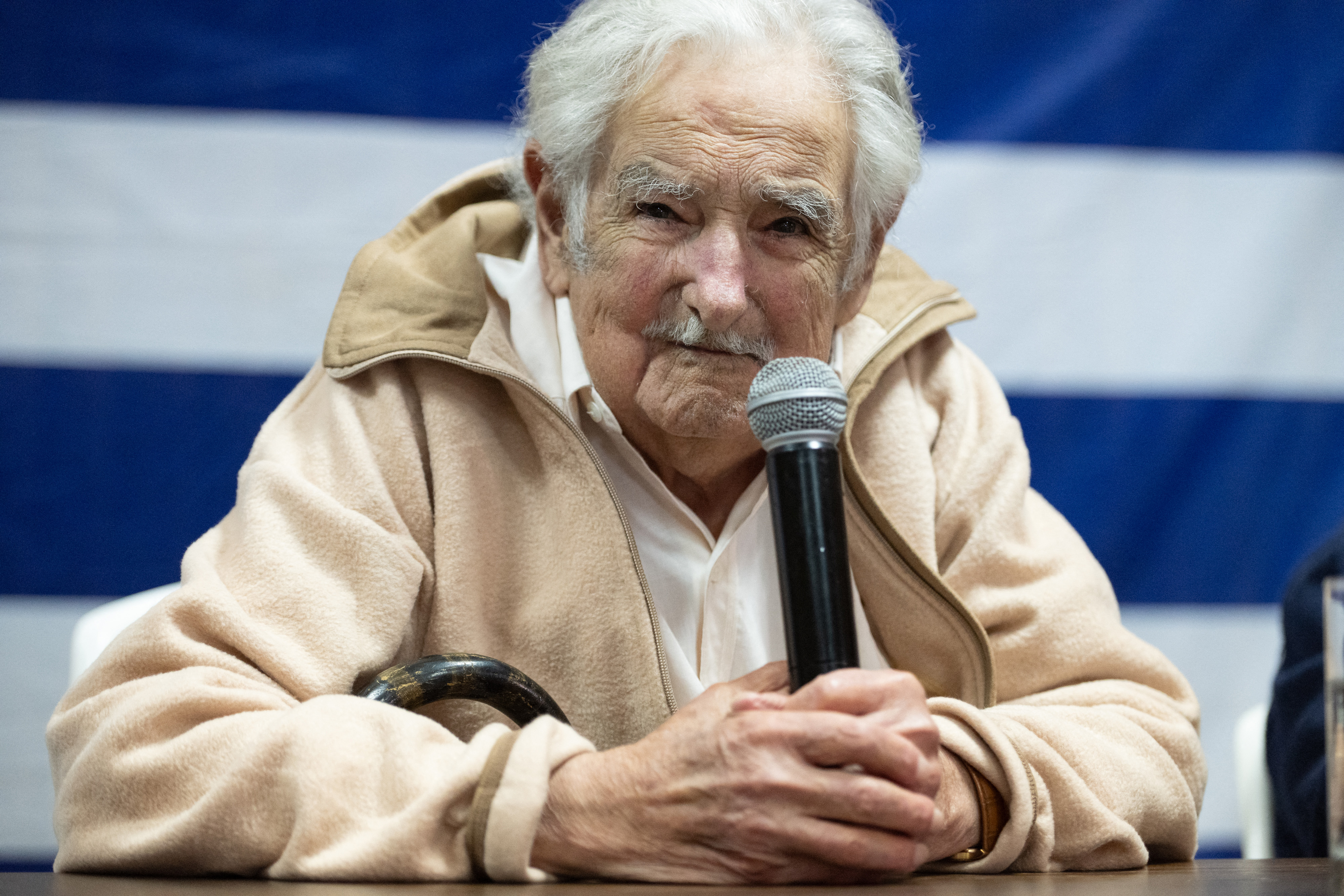 El expresidente uruguayo José "Pepe" Mujica durante un acto de campaña del candidato a la presidencia de Uruguay por el partido Frente Amplio, Yamandu Orsi, en el Club Cerveceros de Montevideo, el 19 de noviembre de 2024. | Fuente: Getty Images