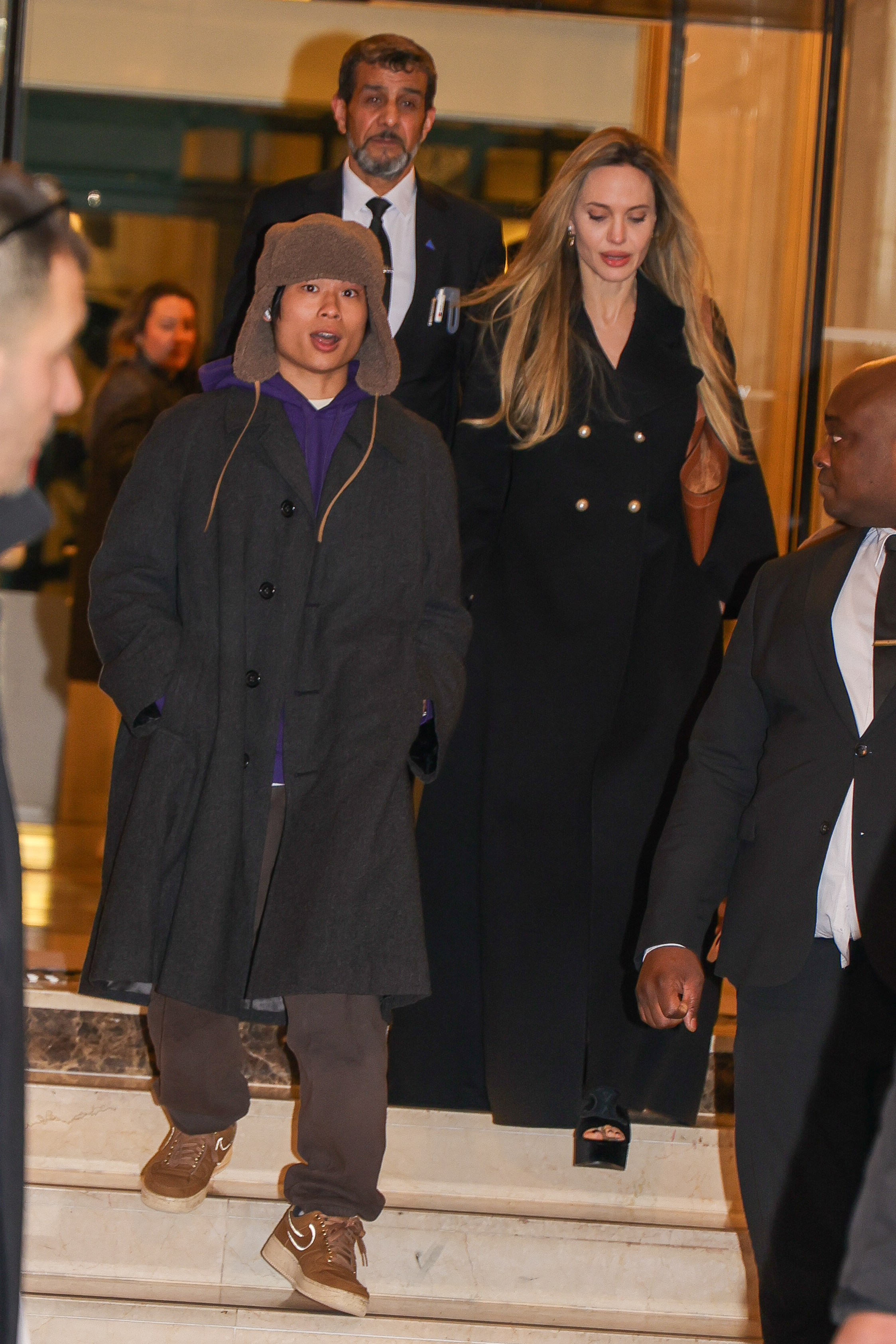 Pax Jolie-Pitt y Angelina Jolie fotografiados el 10 de diciembre de 2024, en París, Francia. | Fuente: Getty Images