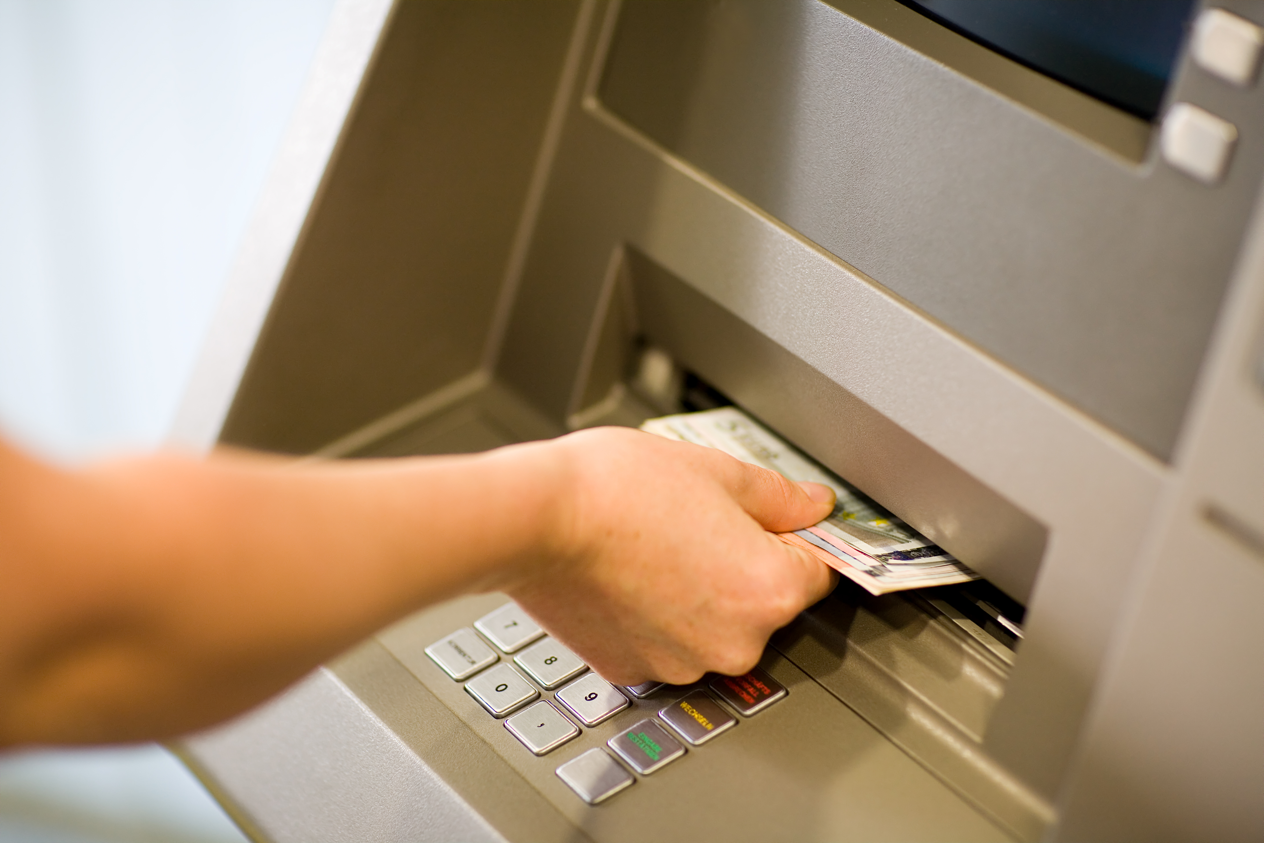Persona tomando dinero de un cajero automático | Foto: Shutterstock