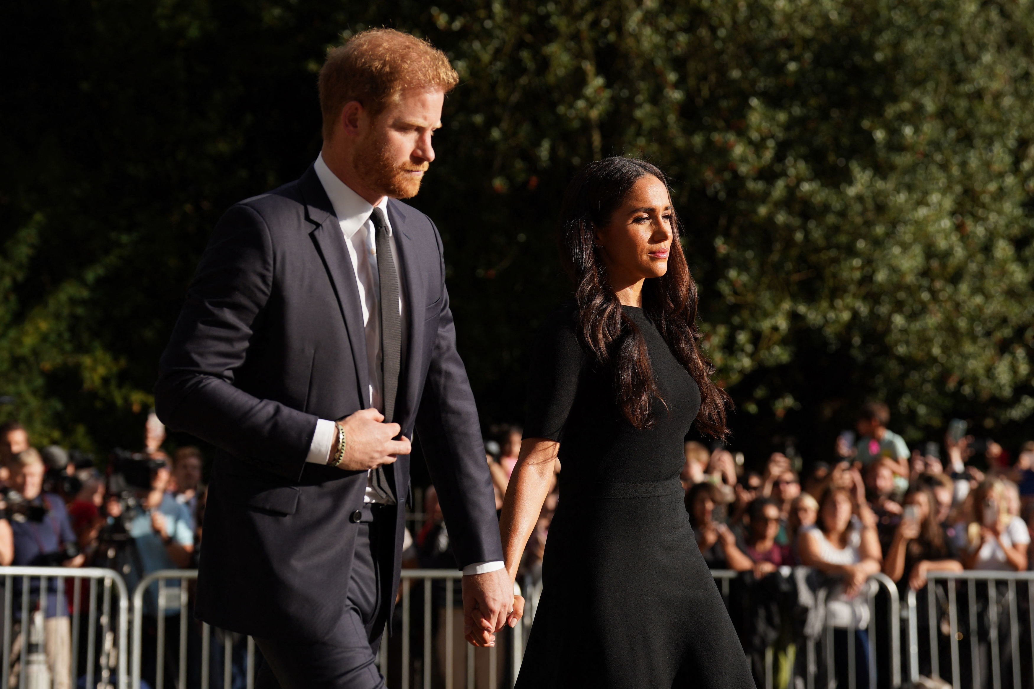 El príncipe Harry, duque de Sussex y Meghan, duquesa de Sussex, llegando para ver los tributos florales en Long Walk en el castillo de Windsor, el 10 de septiembre de 2022. | Foto: Getty Images