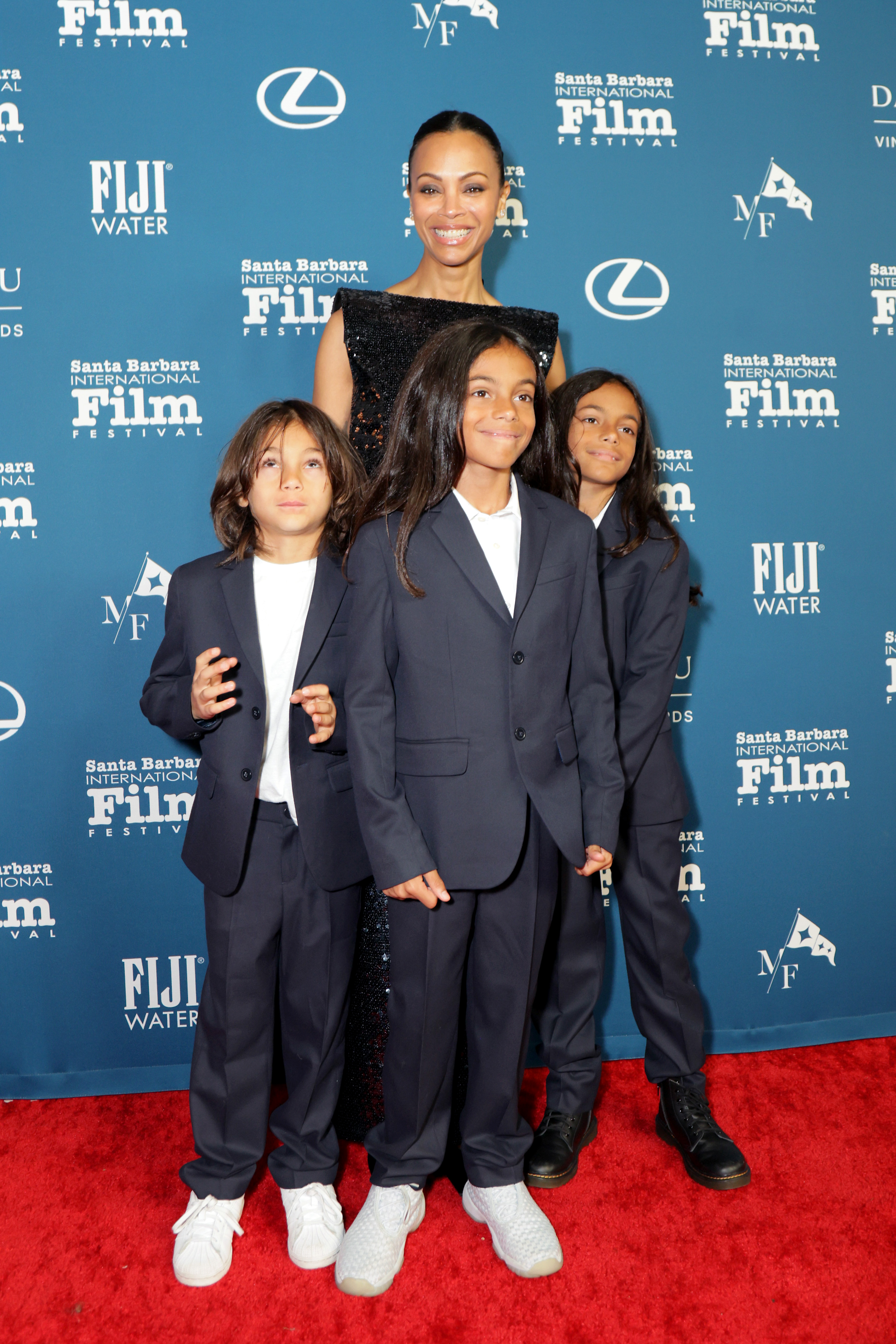 Zoe Saldaña y sus hijos Zen, Cy y Bowie asisten a la ceremonia de entrega de los premios American Riviera el 12 de febrero de 2025, en Santa Bárbara, California | Fuente: Getty Images