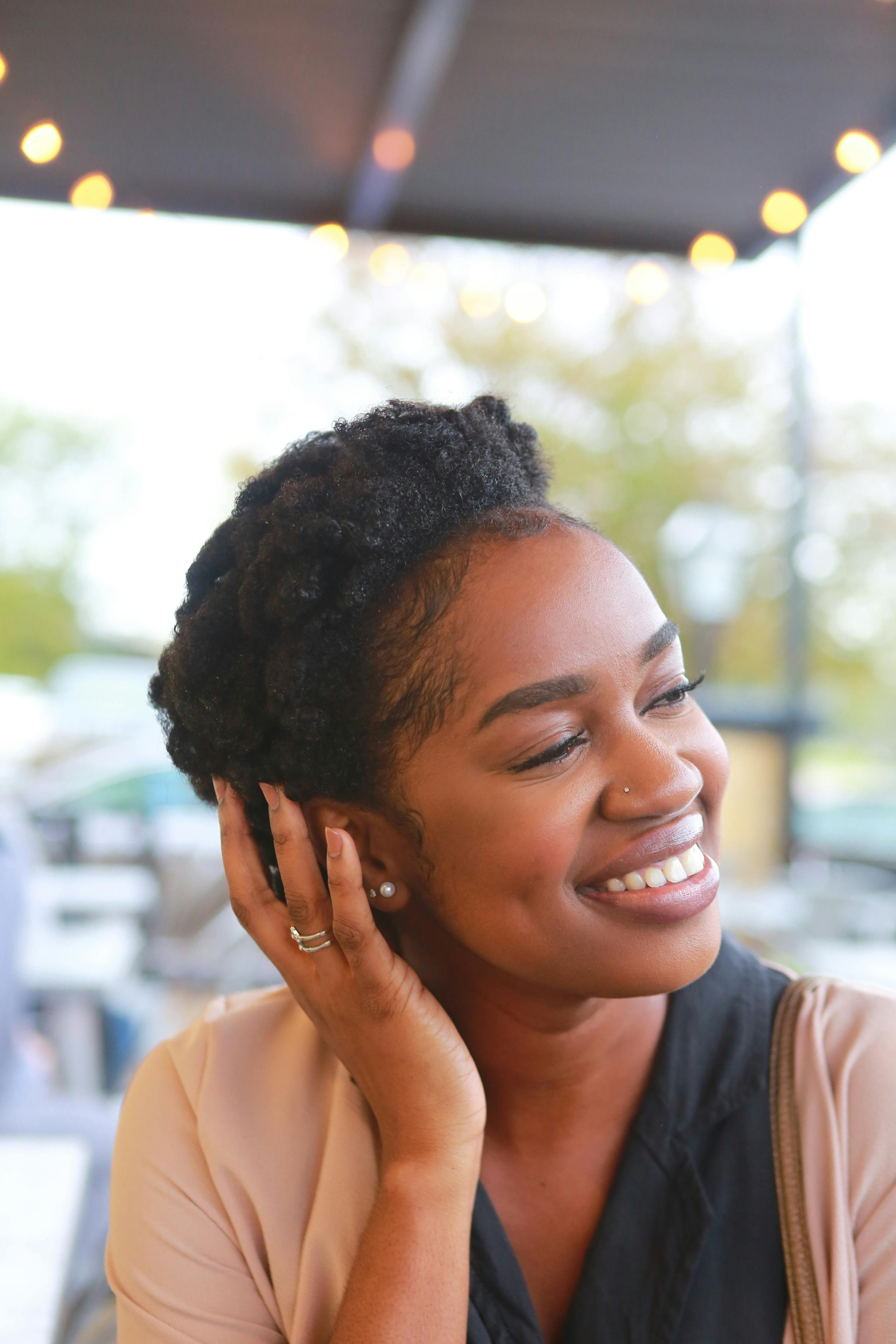 Una mujer sonriente | Fuente: Pexels