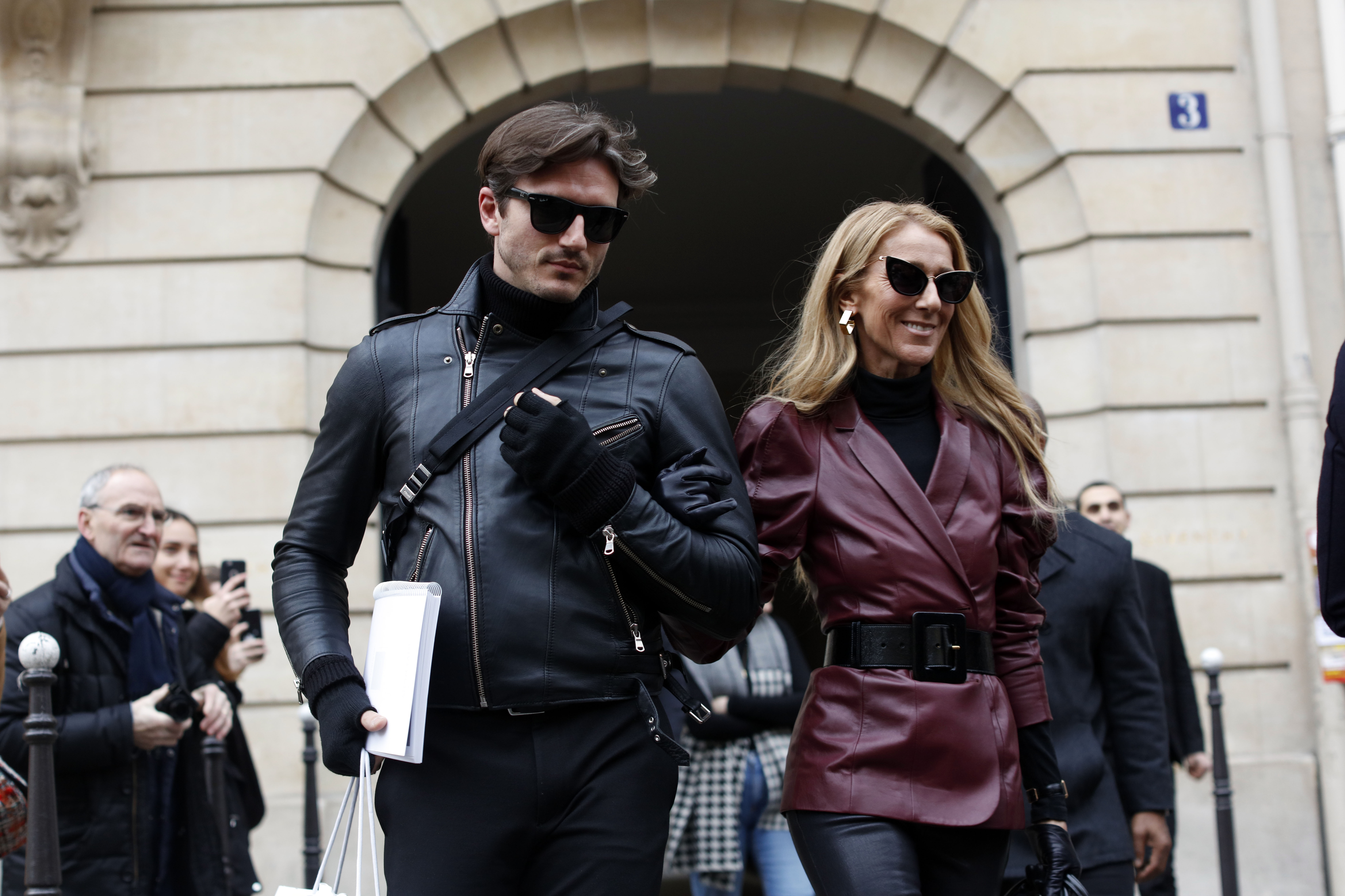 Céline Dion y Pepe Muñoz vistos saliendo del edificio de oficinas de GIVENCHY el 24 de enero de 2019 en París, Francia. | Foto: Getty Images