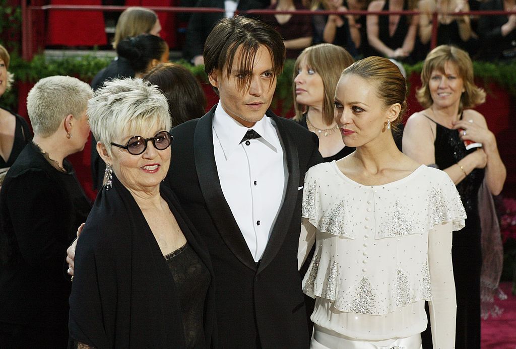 Johnny Depp con Betty Sue Palmer y Vanessa Paradis el 29 de febrero de 2004 en Hollywood, California | Foto: Getty Images