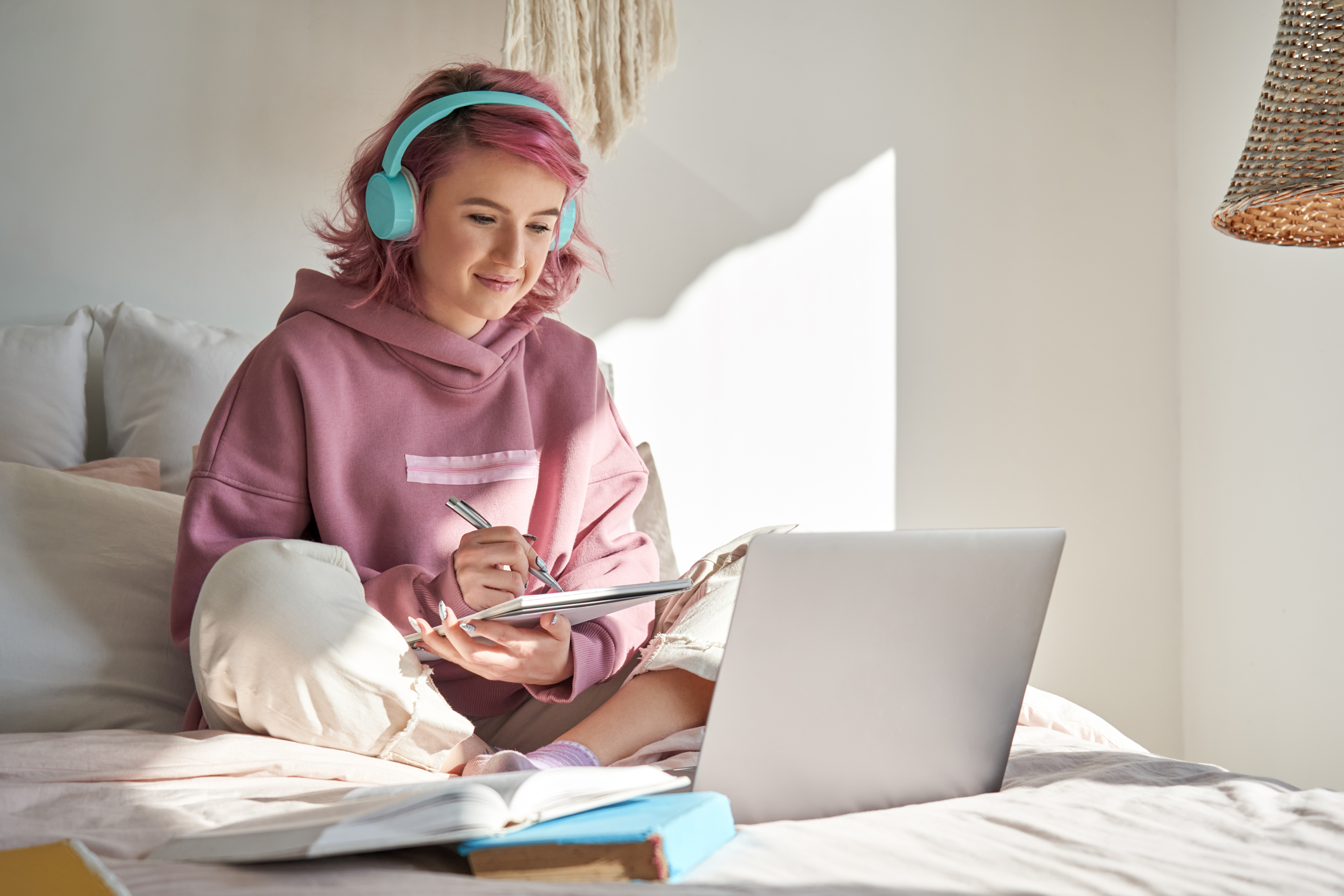 Una joven utilizando su portátil en su dormitorio | Foto: Shutterstock
