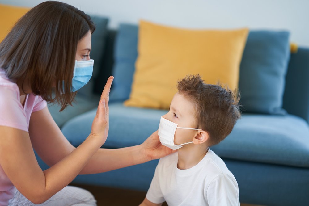 Madre e hijo usando máscaras protectoras durante la pandemia del coronavirus.| Foto Shutterstock