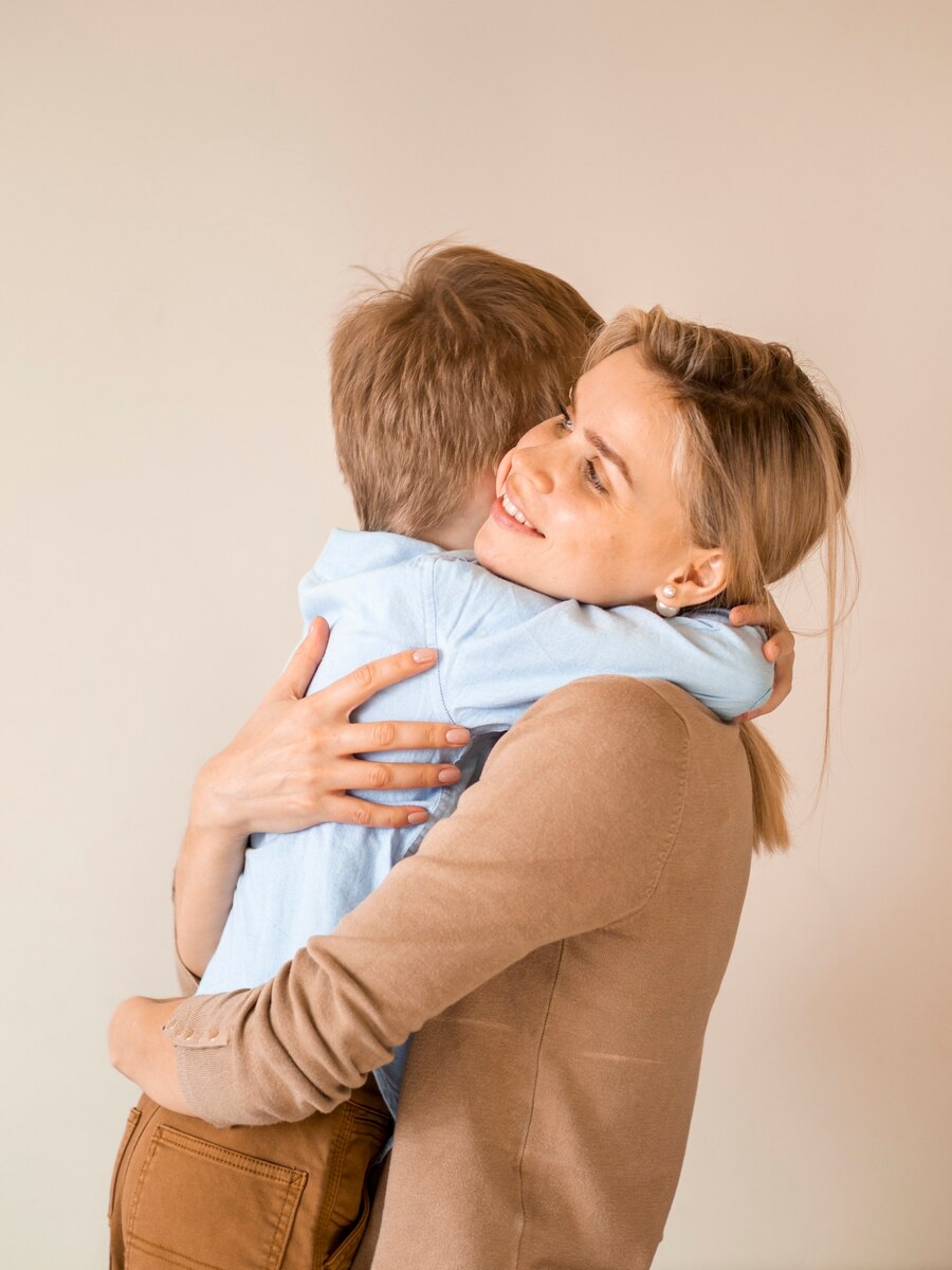 Una mujer abraza a su hijo | Fuente: Freepik