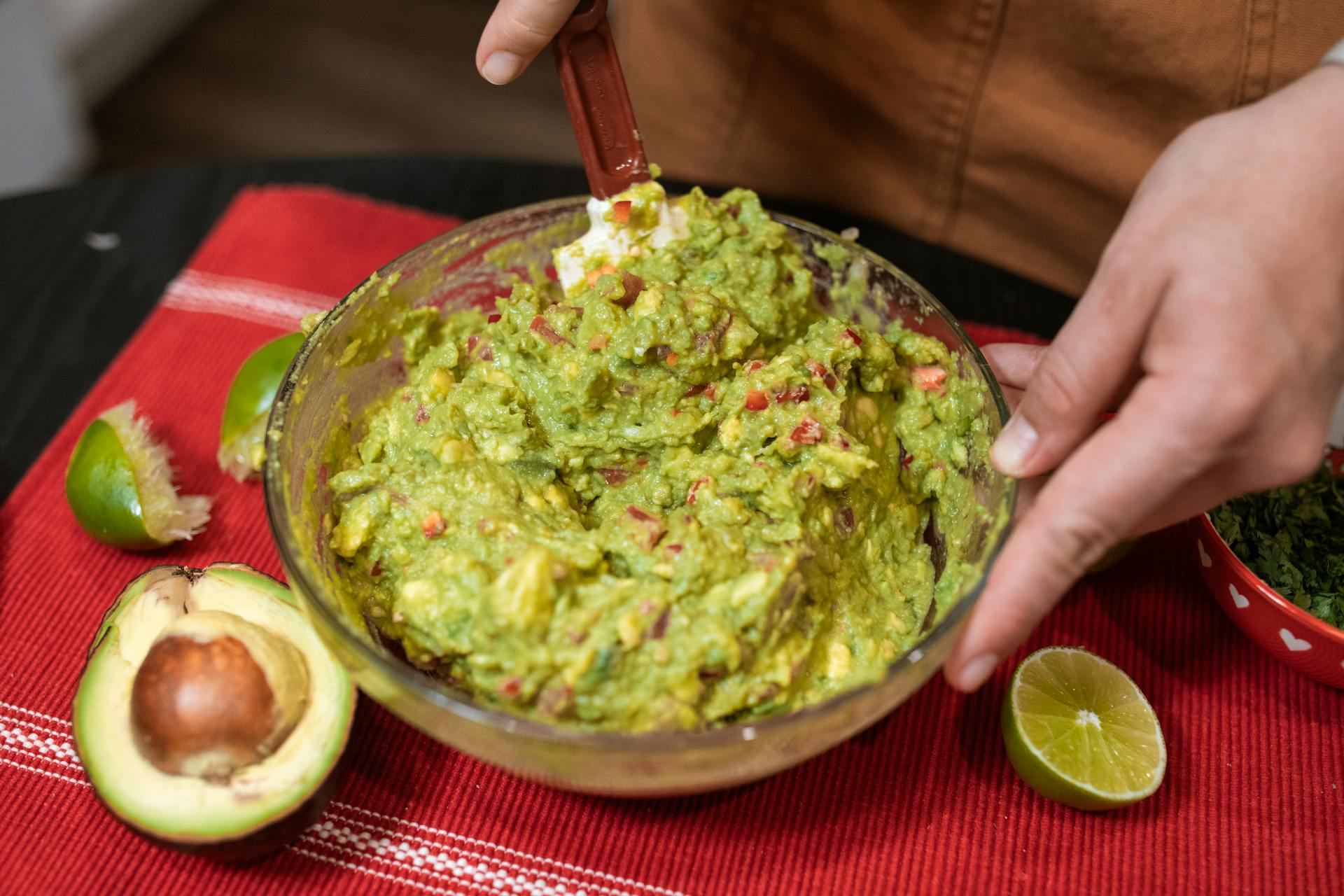 Primer plano de una persona preparando Guacamole | Fuente: Pexels