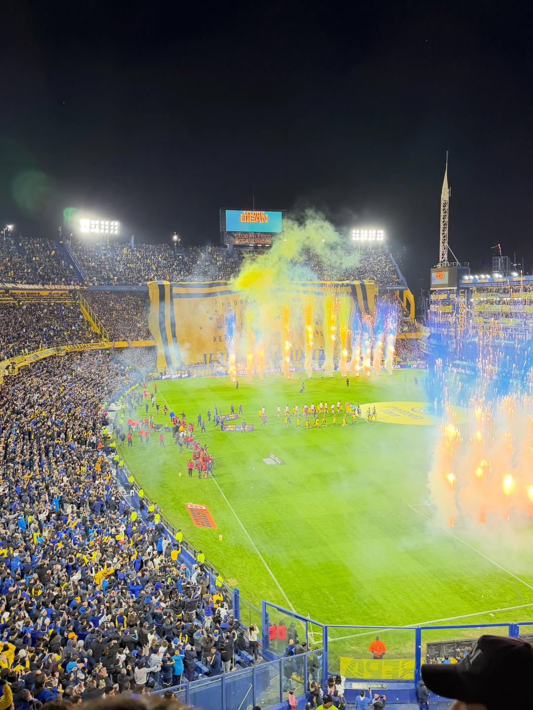 Vista panorámica de La Bombonera durante la salida de los equipos, con fuegos artificiales en los colores del club y las tribunas repletas de hinchas. | Fuente: Instagram/zaira.nara
