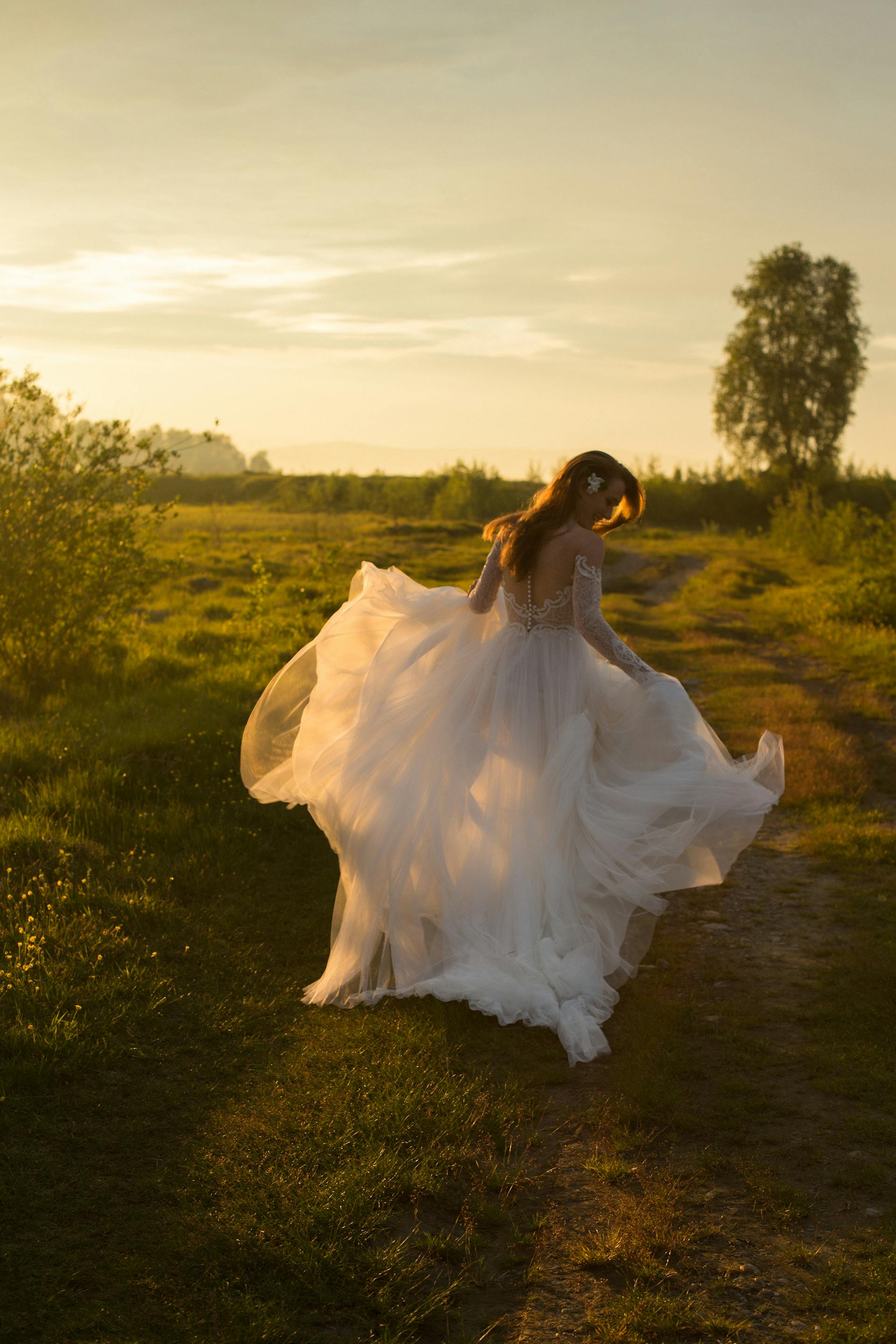Una novia caminando sobre la hierba | Foto: Pexels