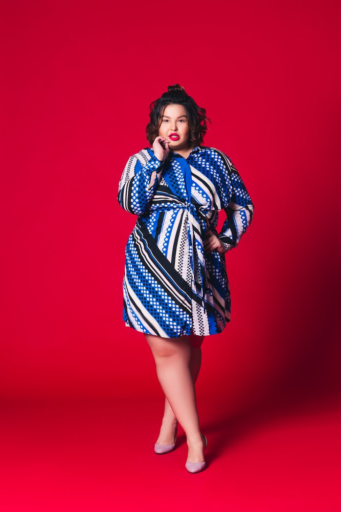 Modelo de talla grande luciendo un vestido con estampado de rayas. I Foto: Shutterstock.