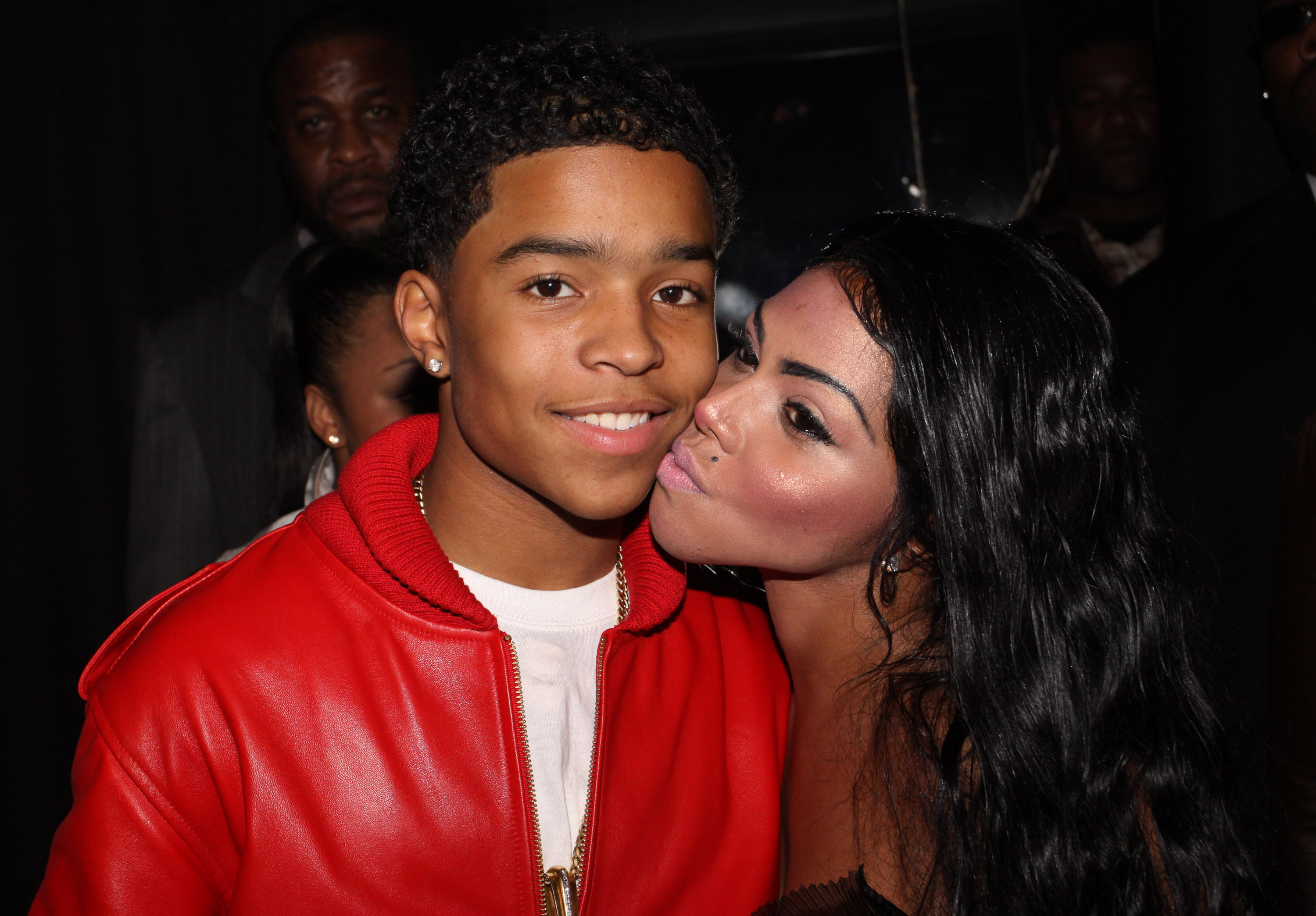 Justin Combs y Lil' Kim asisten a la fiesta del 16 cumpleaños de Justin Dior Comb el 23 de enero de 2010, en Nueva York. | Fuente: Getty Images