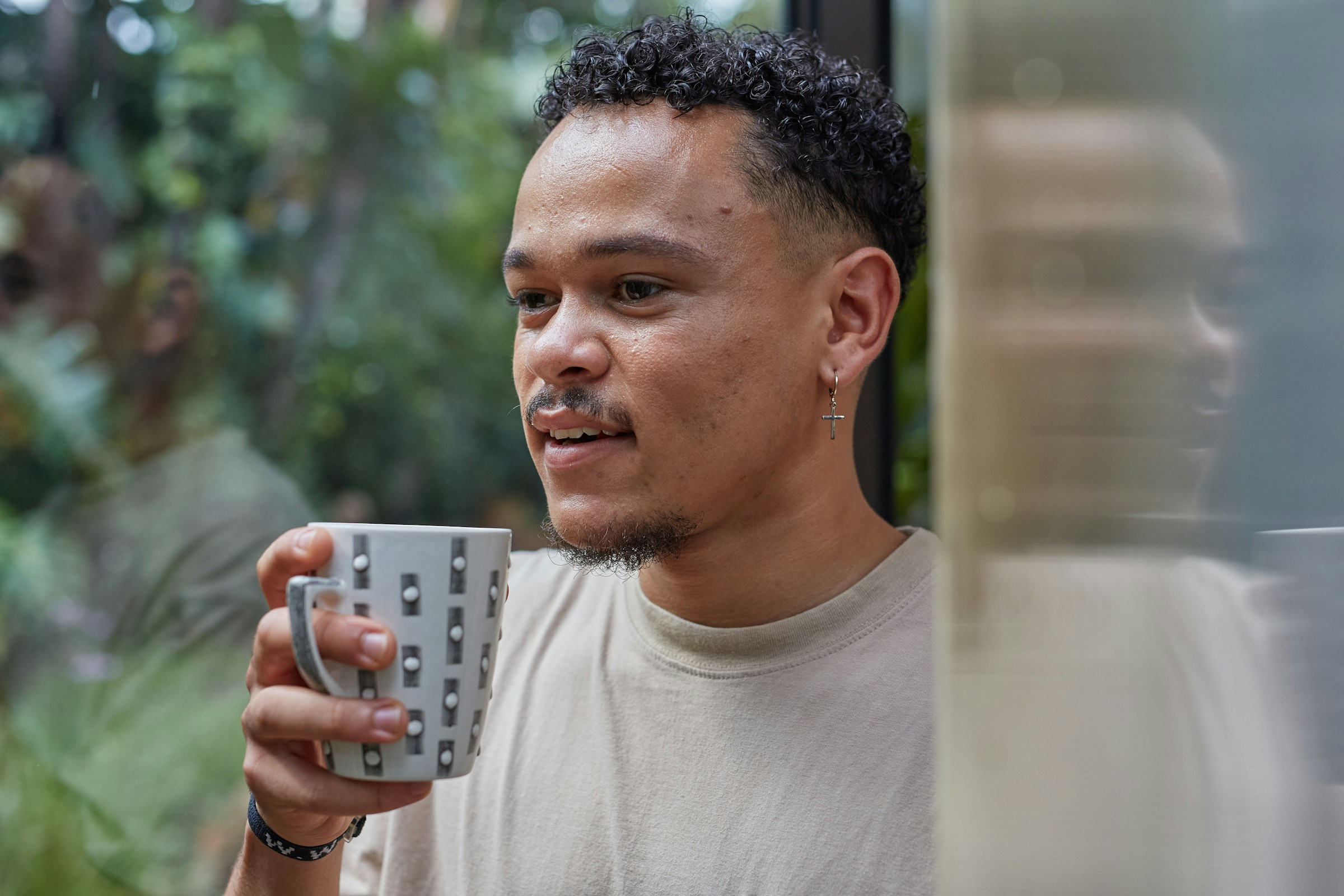 Un hombre reflexivo con una taza de café en la mano | Fuente: