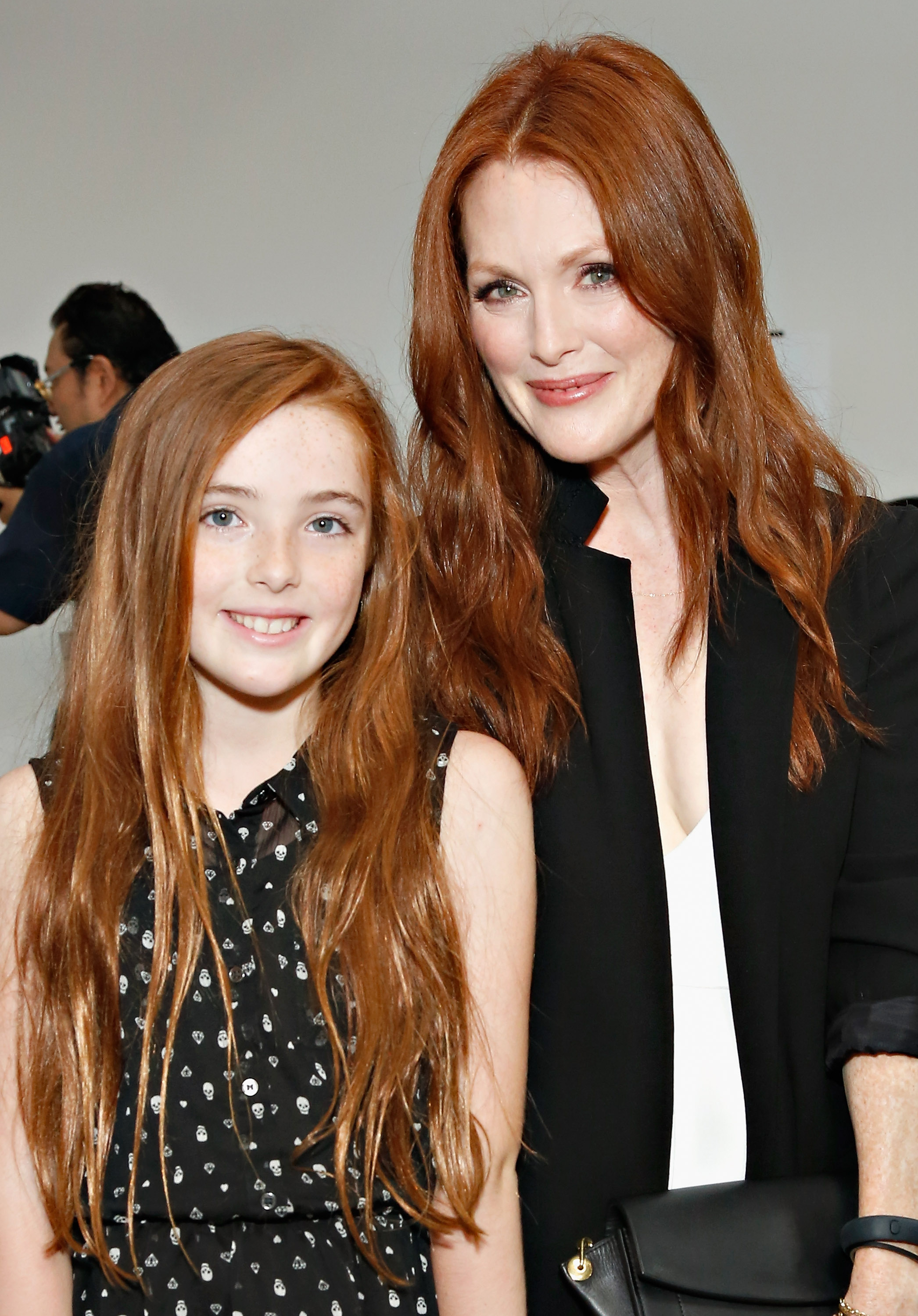 Liv Freundlich y Julianne Moore asisten al desfile de moda de Reed Krakoff el 11 de septiembre de 2013 | Fuente: Getty Images