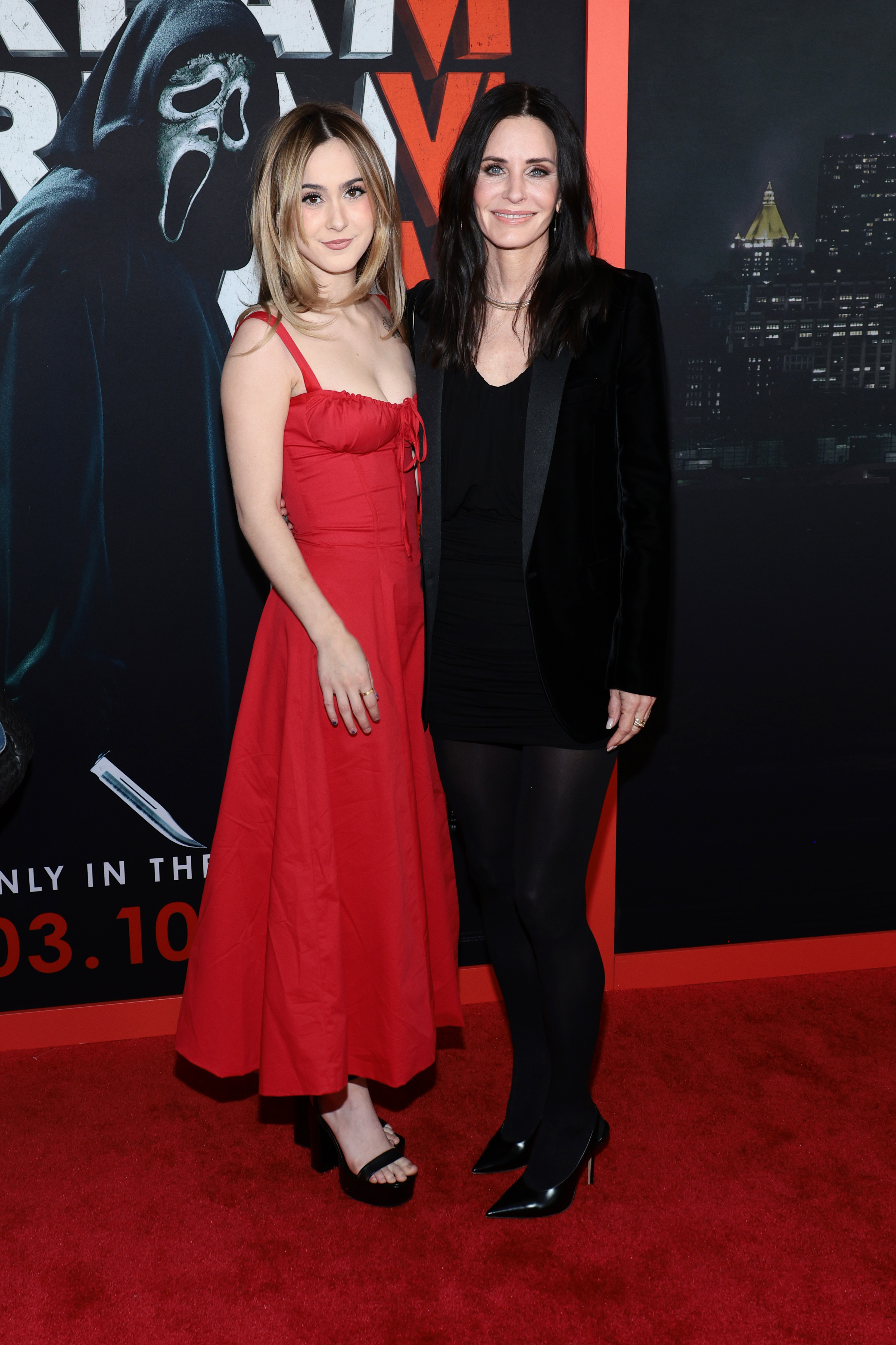 Courteney Cox y su hija en el estreno mundial de "Scream VI" el 6 de marzo de 2023, en Nueva York. | Fuente: Getty Images