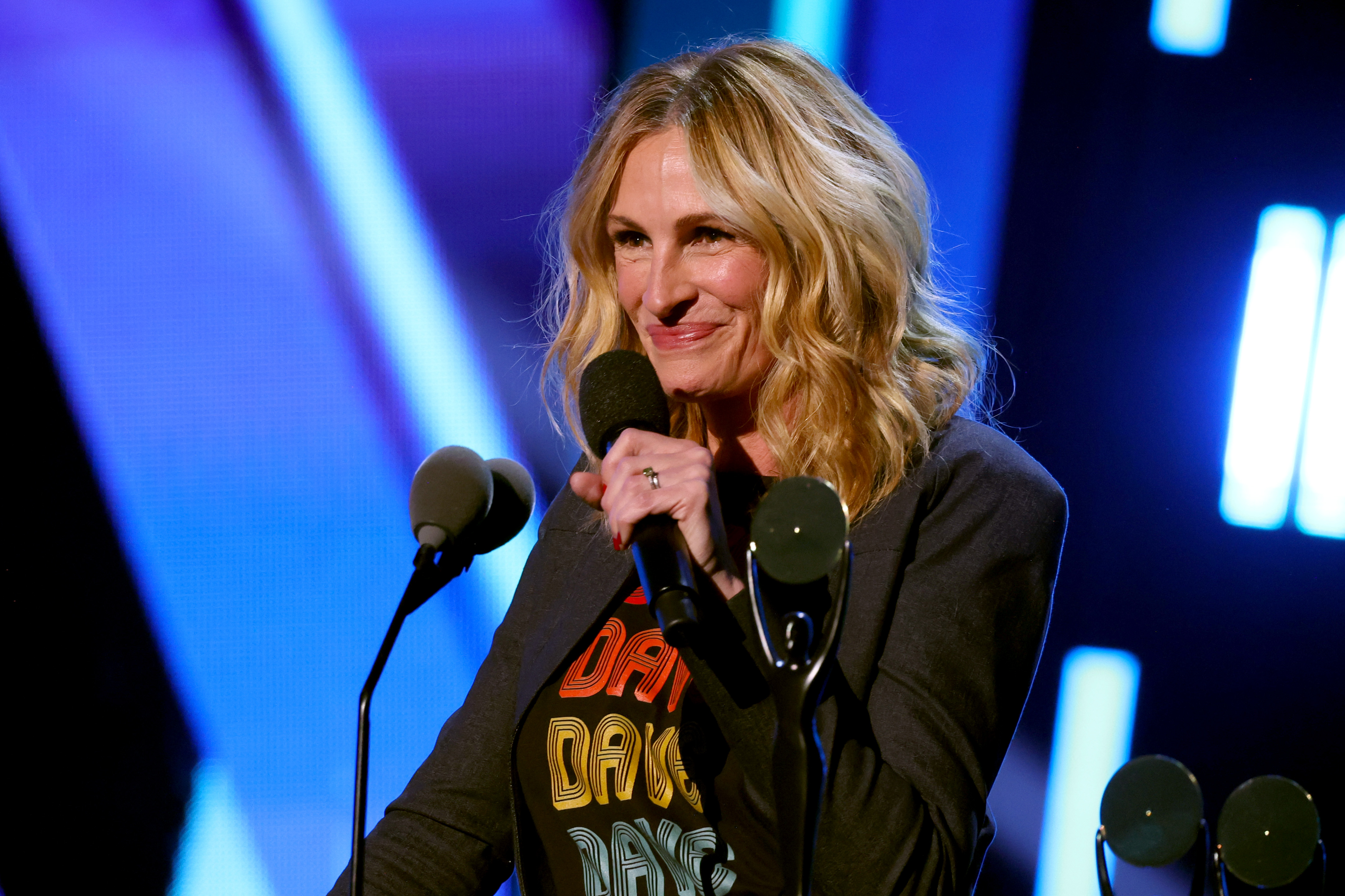 Julia Roberts asiste a la Ceremonia de Inducción al Salón de la Fama del Rock & Roll 2024 de Dave Matthews Band el 19 de octubre de 2024 | Fuente: Getty Images