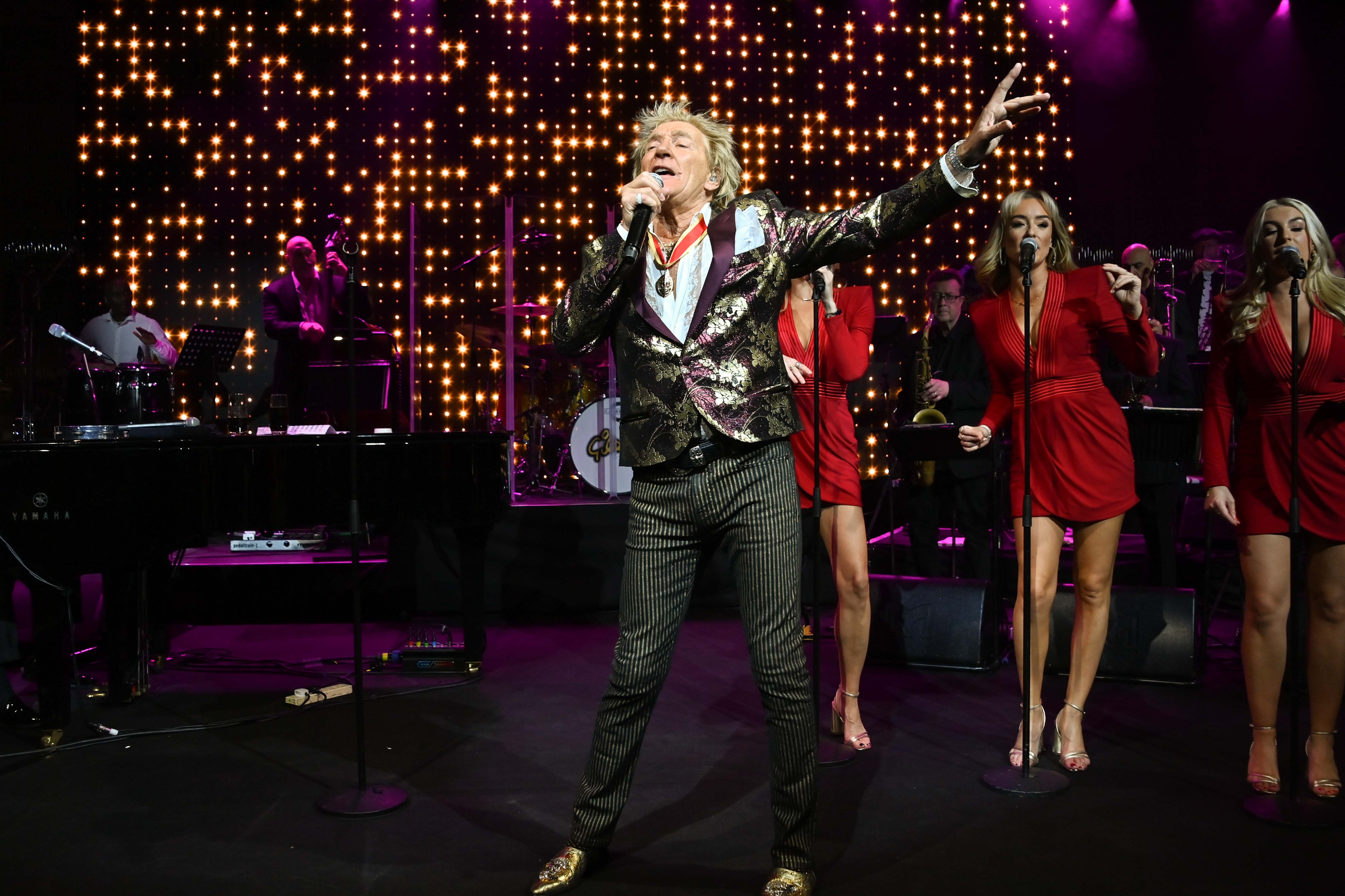 Rod Stewart actuando en la Cena de Gala The Prince's Trust Invest In Futures el 29 de febrero de 2024, en Londres, Inglaterra. | Fuente: Getty Images