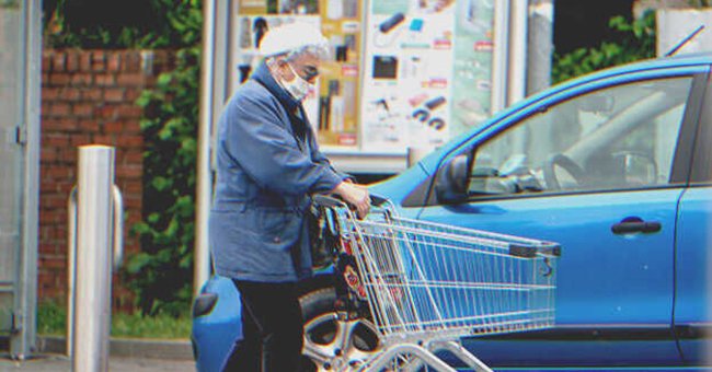 Un hombre caminando solo con un carrito de compras | Foto: Shutterstock