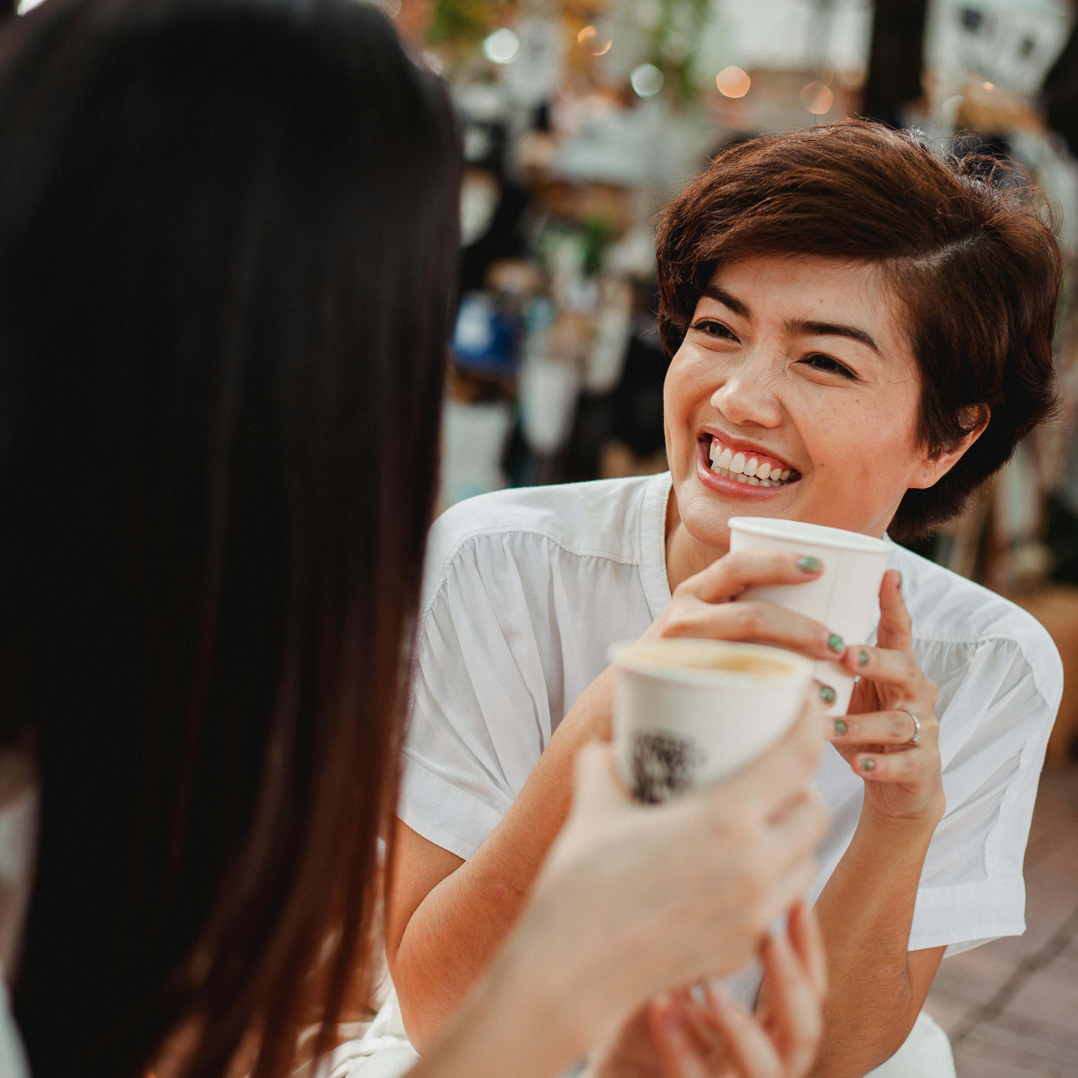 Dos mujeres reunidas tomando un café | Fuente: Pexels